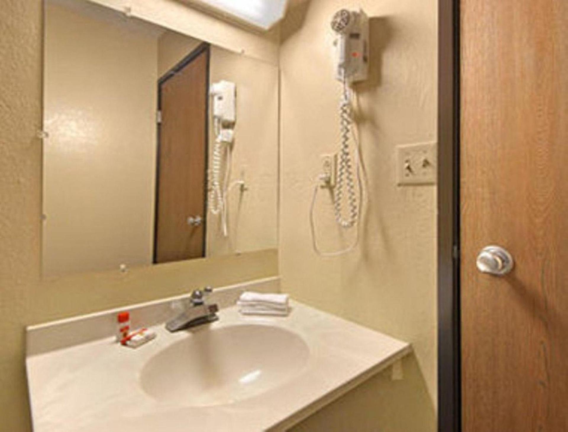 Super 8 by Wyndham Ruther Glen Kings Dominion Area photo 7
