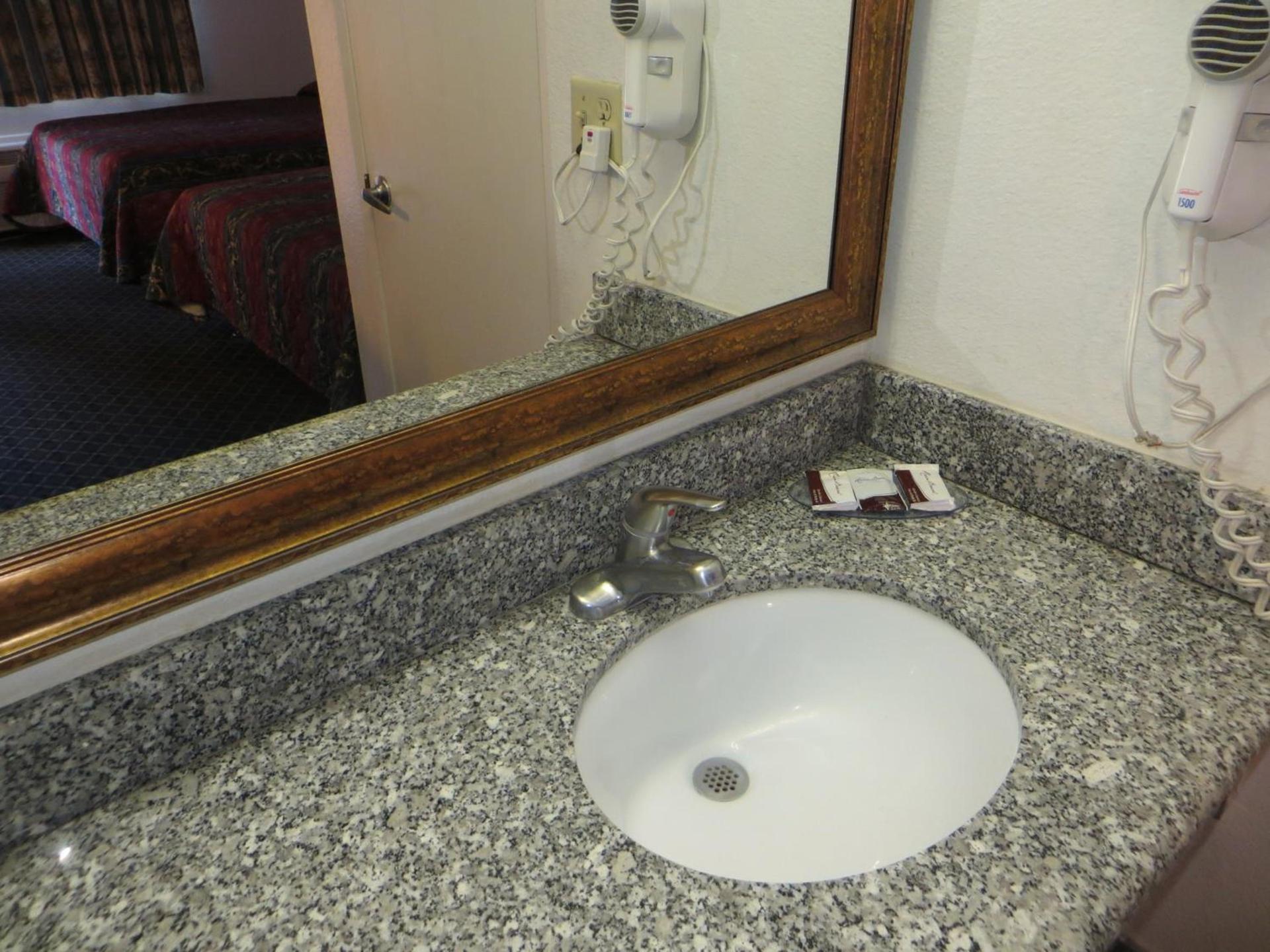 Riverside Inn & Suites photo 14