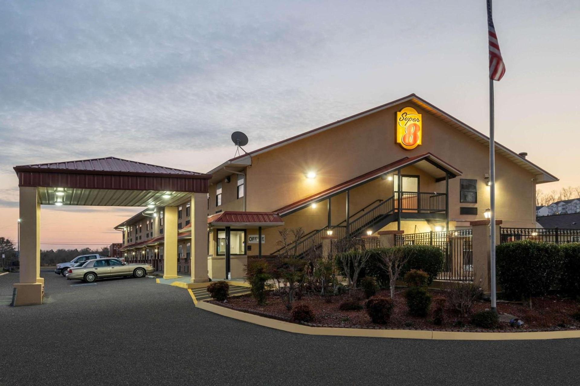 Super 8 by Wyndham Cleveland photo 2