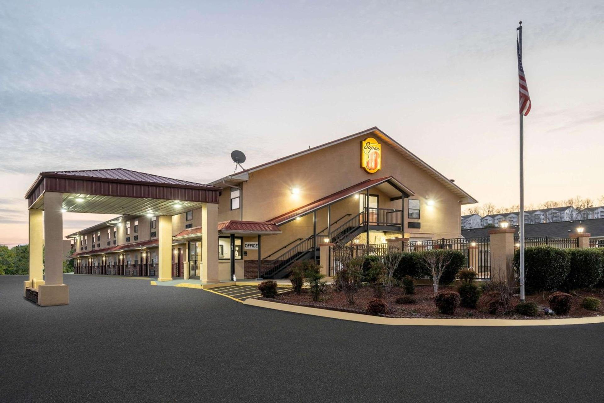 Super 8 by Wyndham Cleveland photo 3