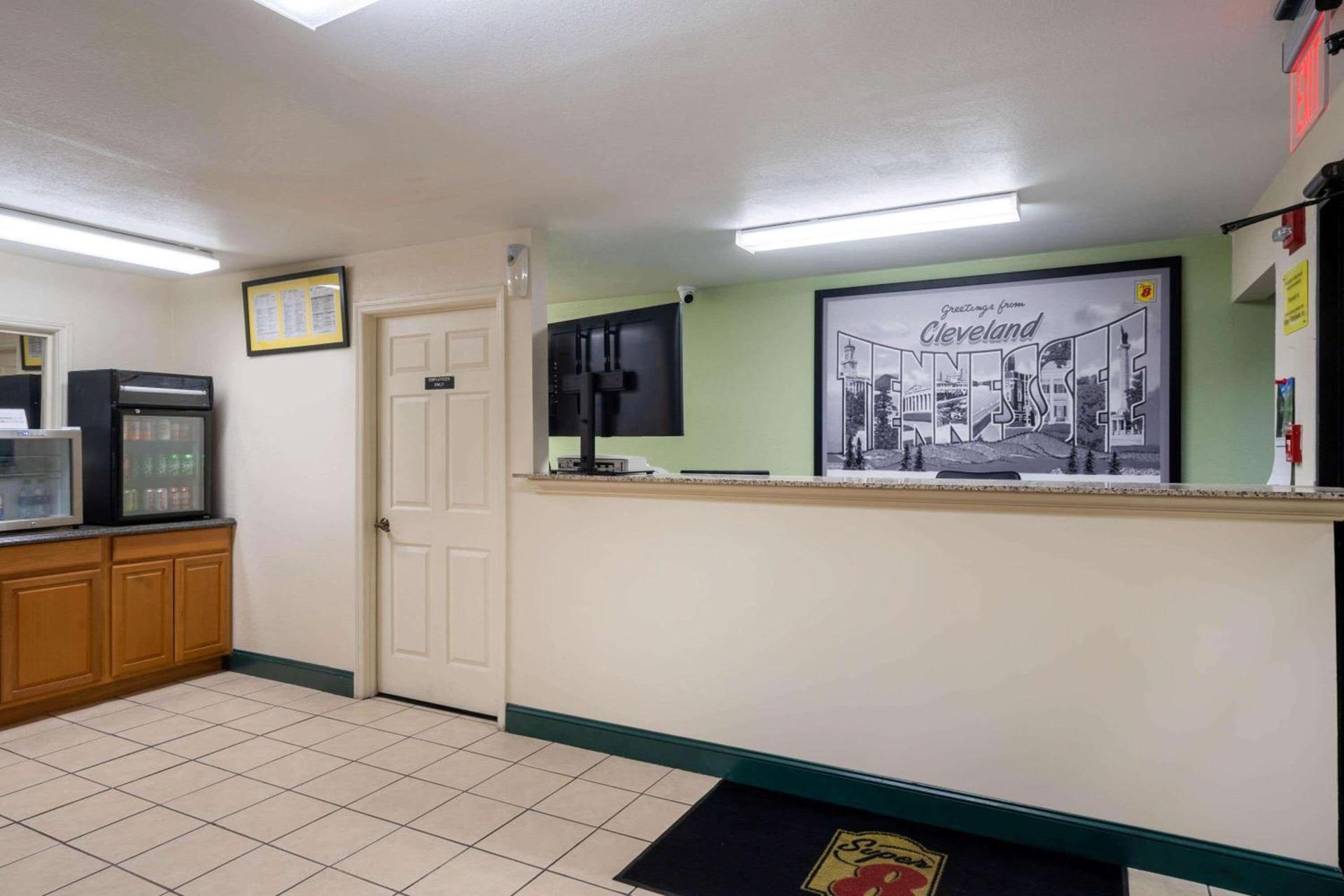 Super 8 by Wyndham Cleveland photo 4