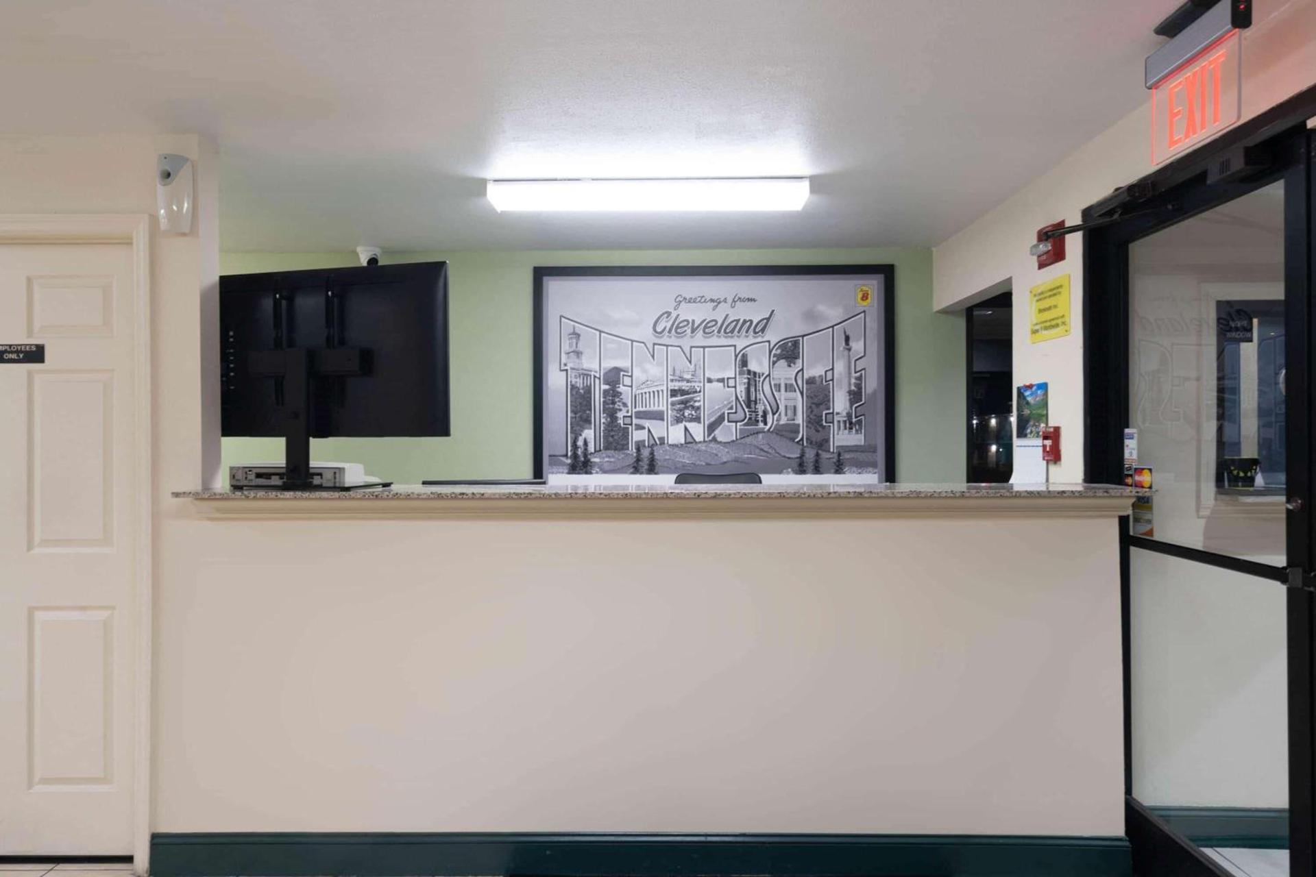 Super 8 by Wyndham Cleveland photo 5