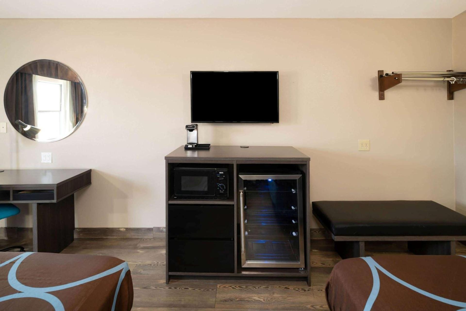 Super 8 by Wyndham Cleveland photo 17