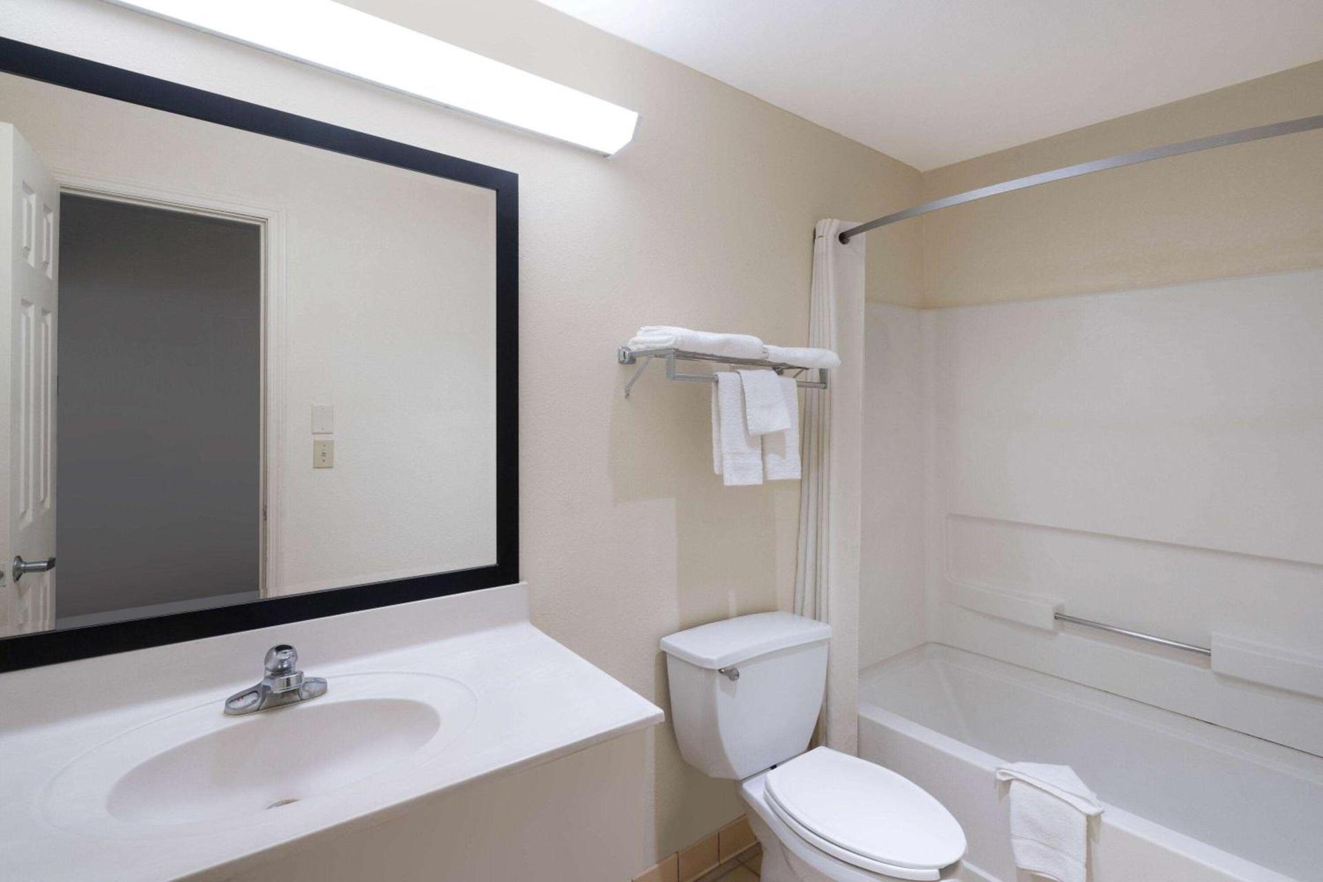 Super 8 by Wyndham Cleveland photo 19