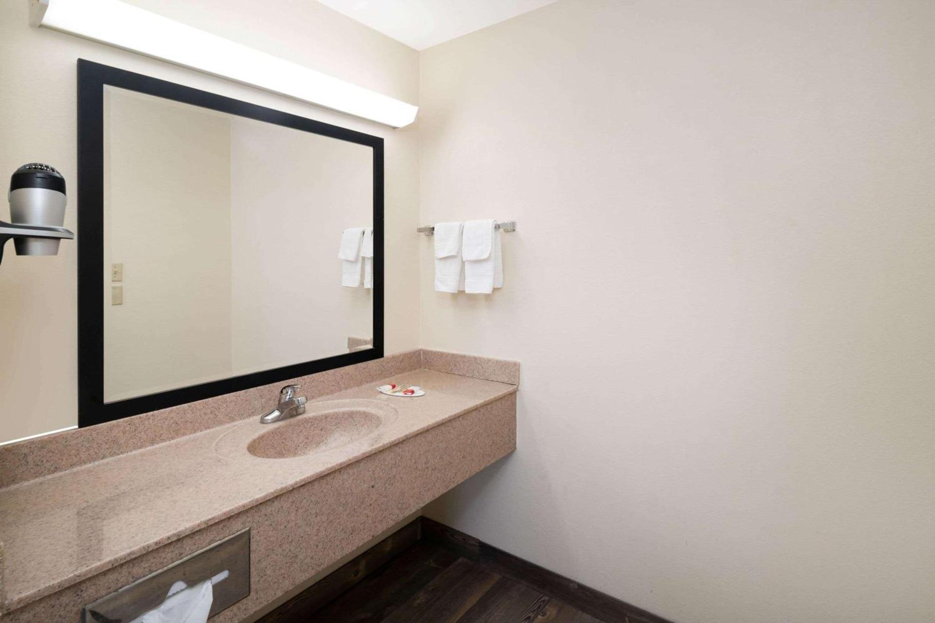 Super 8 by Wyndham Cleveland photo 20