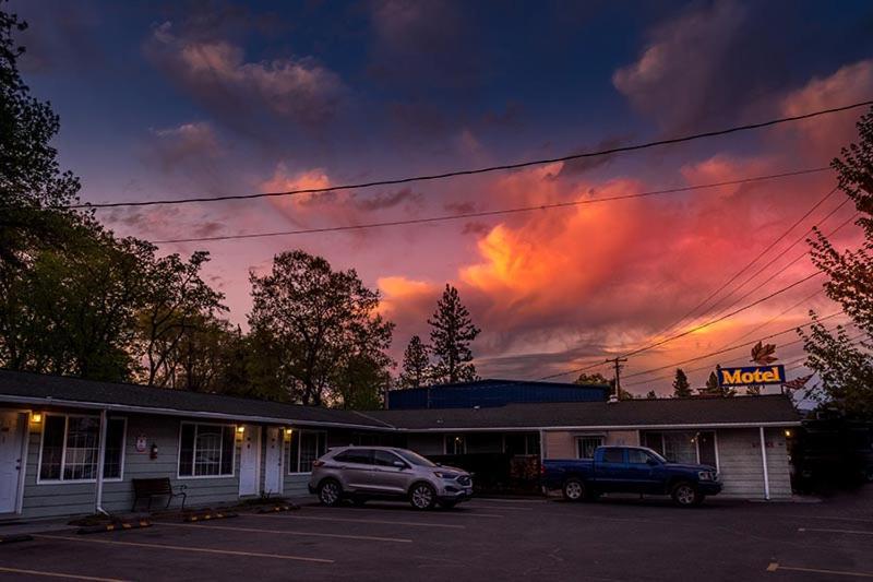 Maple Leaf Motel photo 15