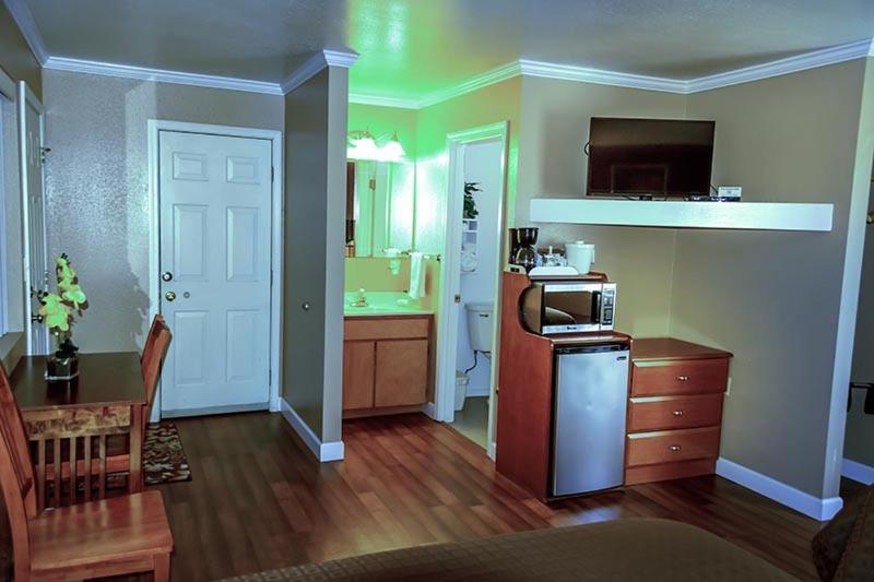 Maple Leaf Motel photo 10