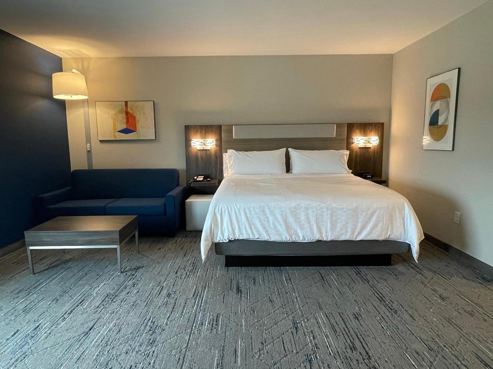 Holiday Inn Express & Suites - Ft. Smith - Airport by IHG photo 57