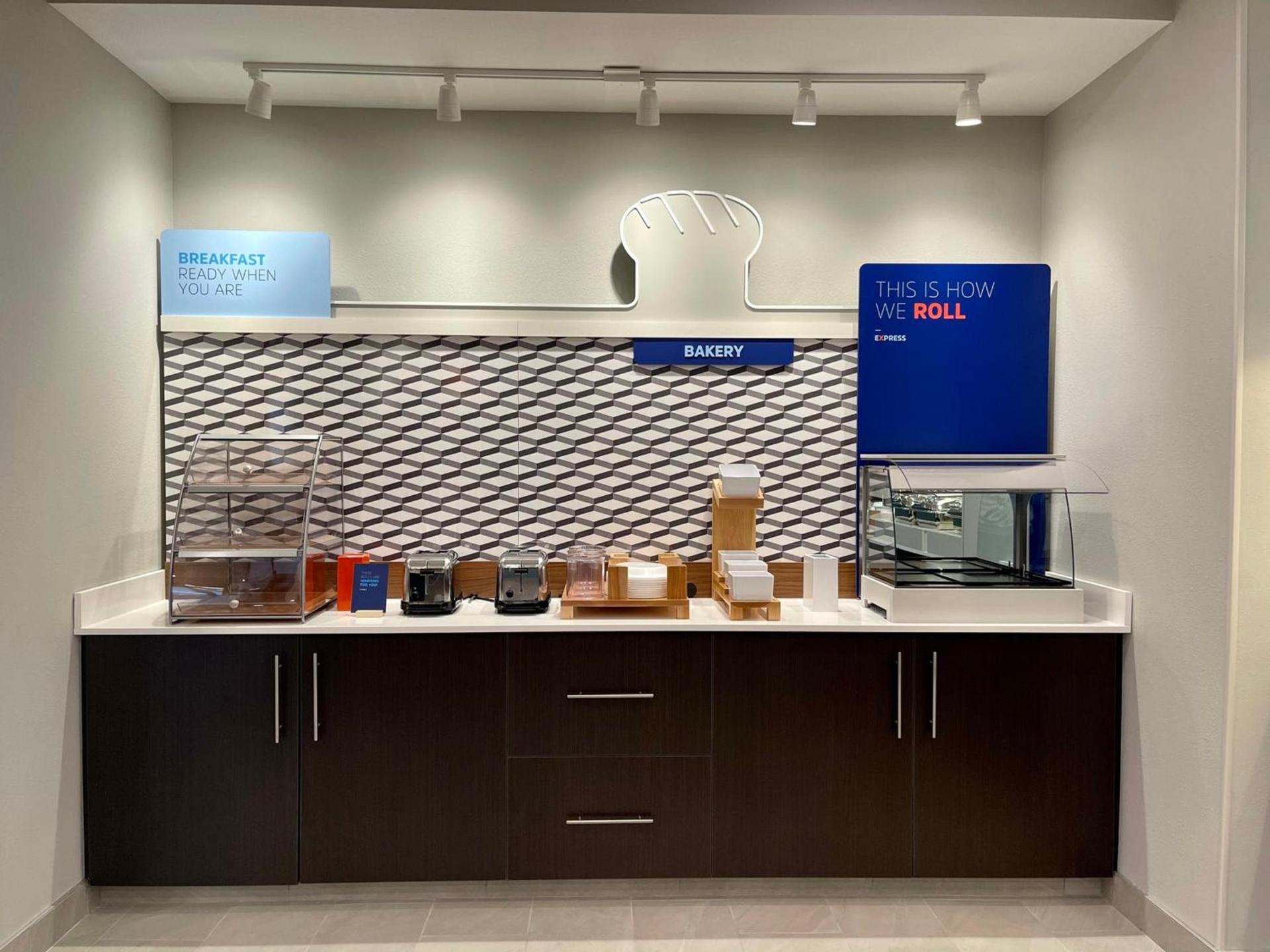 Holiday Inn Express & Suites - Ft. Smith - Airport by IHG photo 22