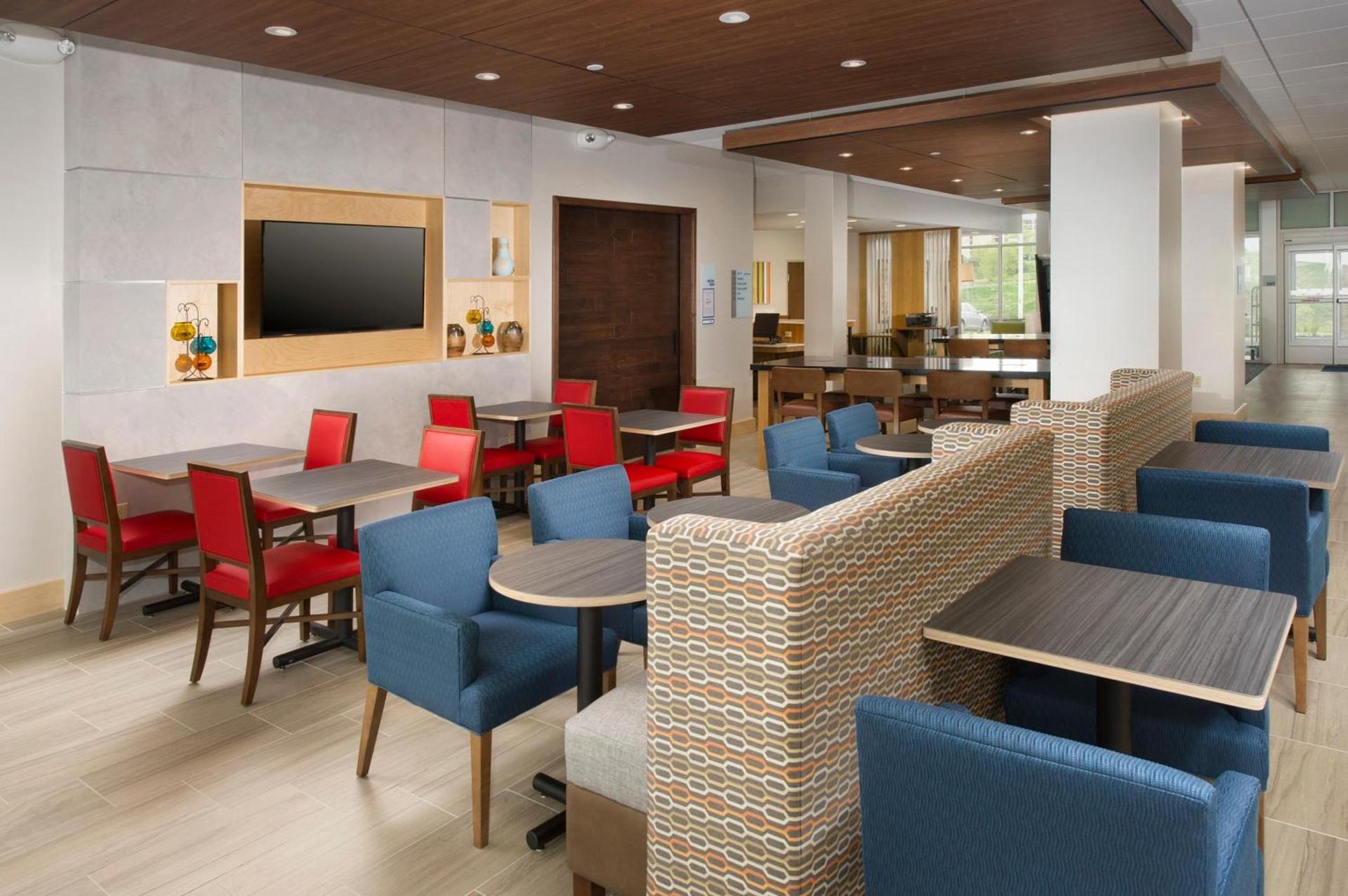 Holiday Inn Express & Suites by IHG Altoona by IHG photo 39