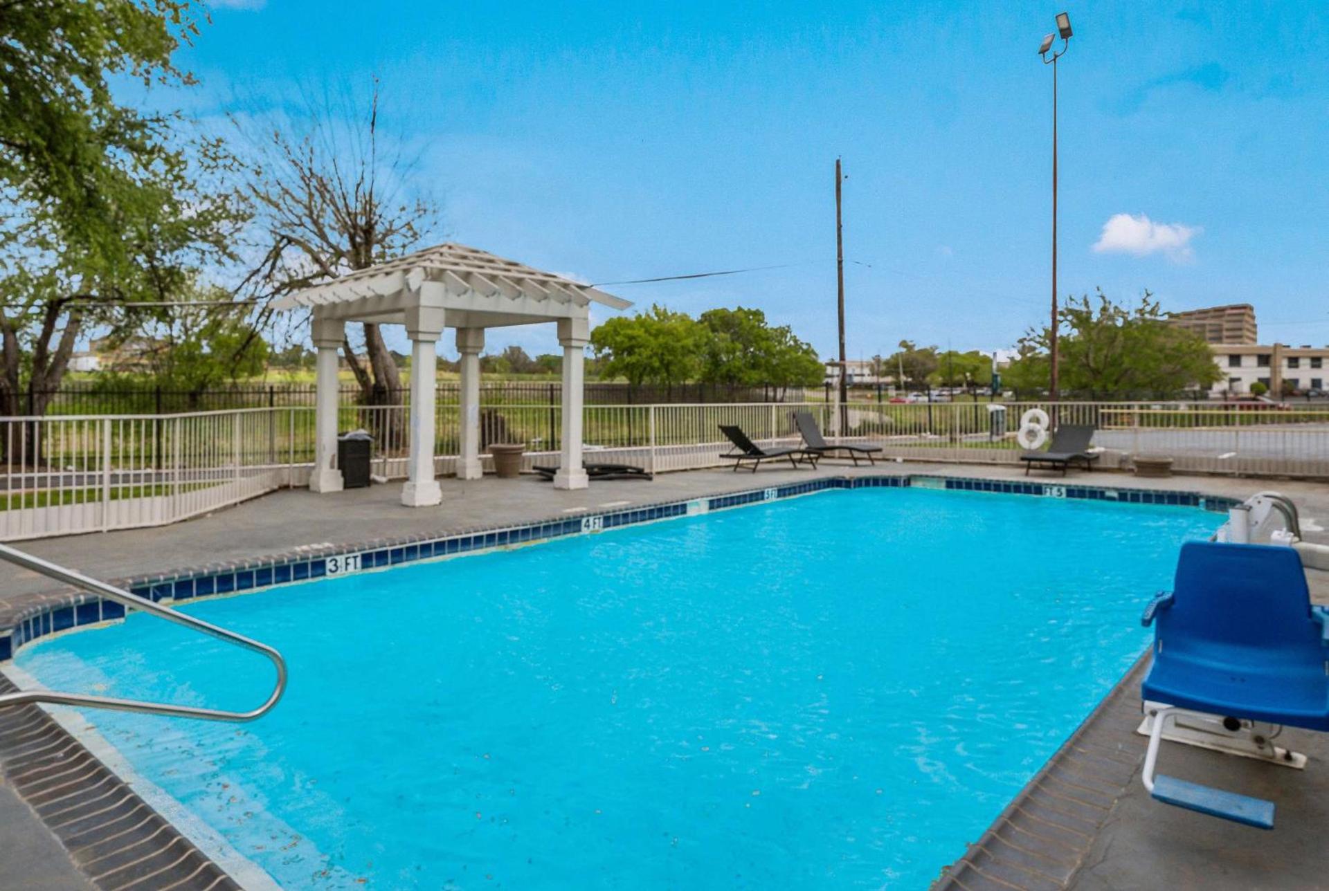 Motel 6-Dallas, TX - Market Center photo 13