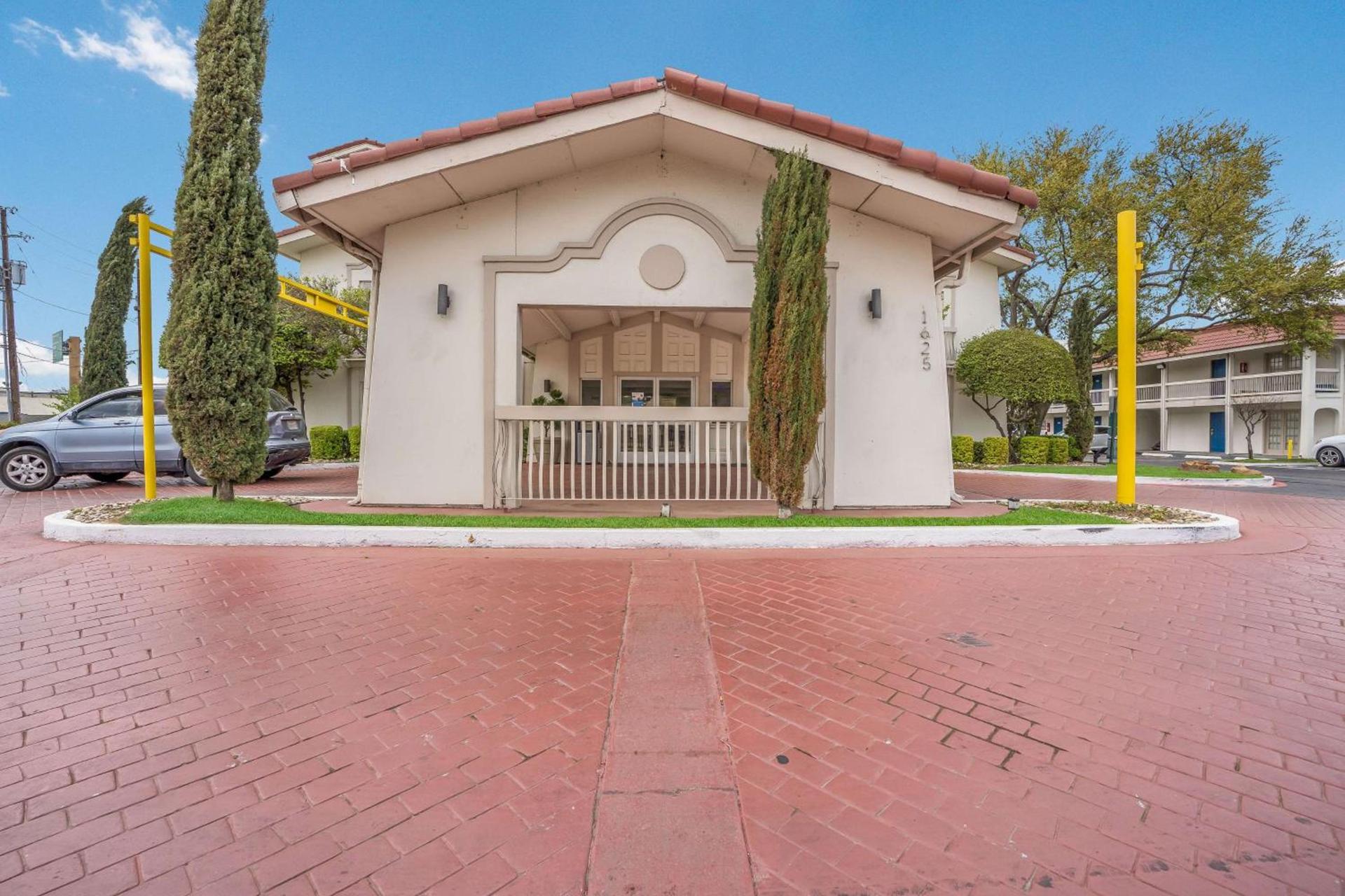 Motel 6-Dallas, TX - Market Center photo 2