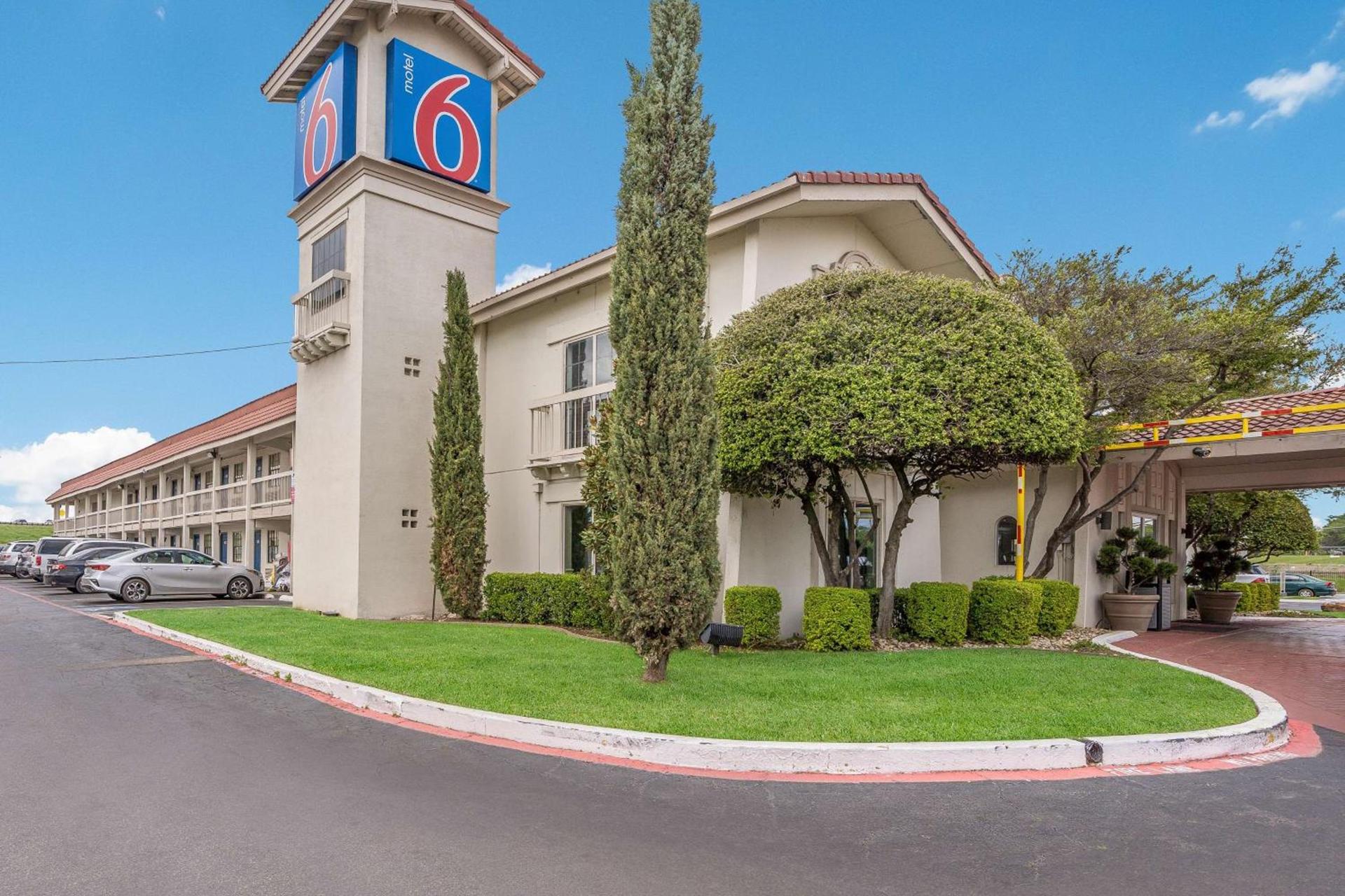 Motel 6-Dallas, TX - Market Center photo 1