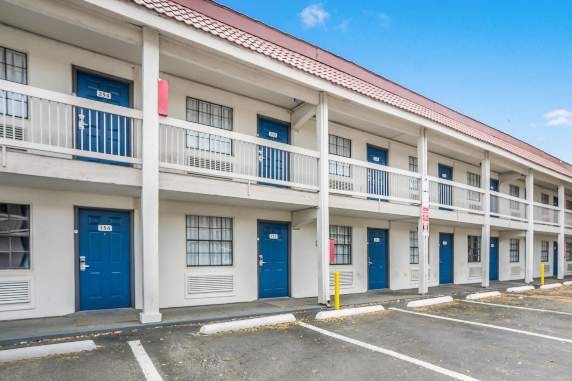 Motel 6-Dallas, TX - Market Center photo 4