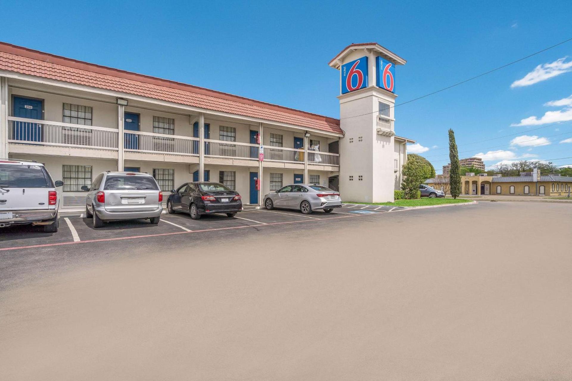 Motel 6-Dallas, TX - Market Center photo 3
