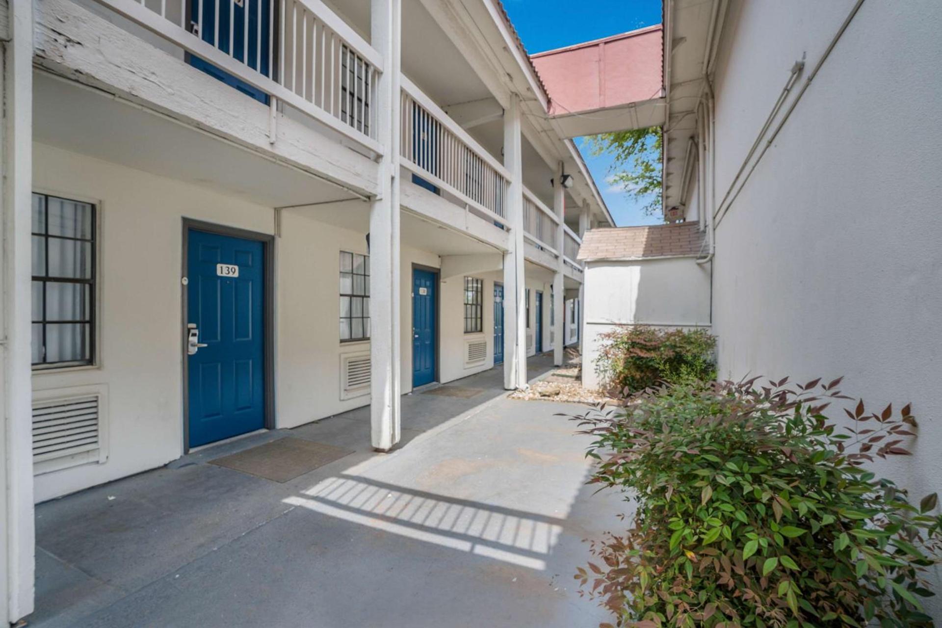 Motel 6-Dallas, TX - Market Center photo 5