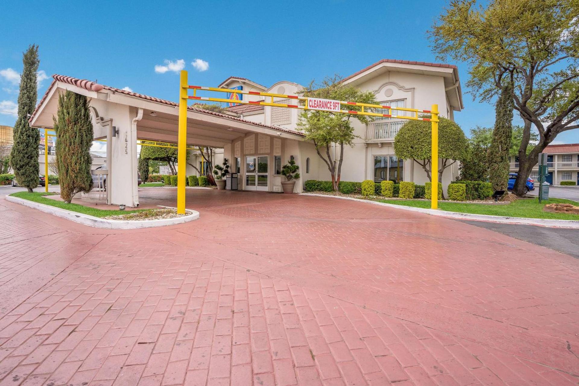 Motel 6-Dallas, TX - Market Center photo 7