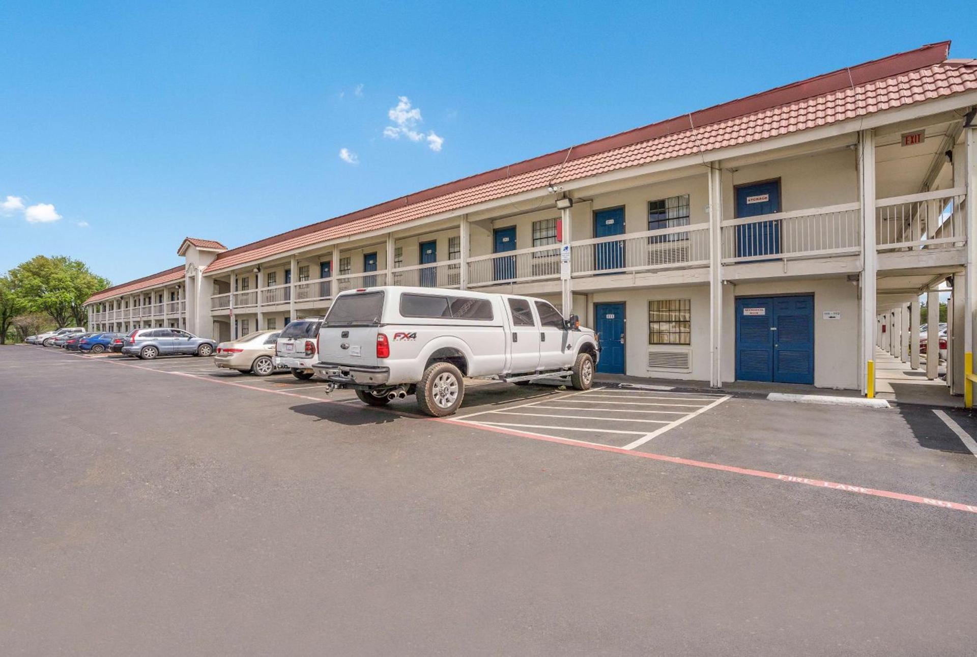 Motel 6-Dallas, TX - Market Center photo 9