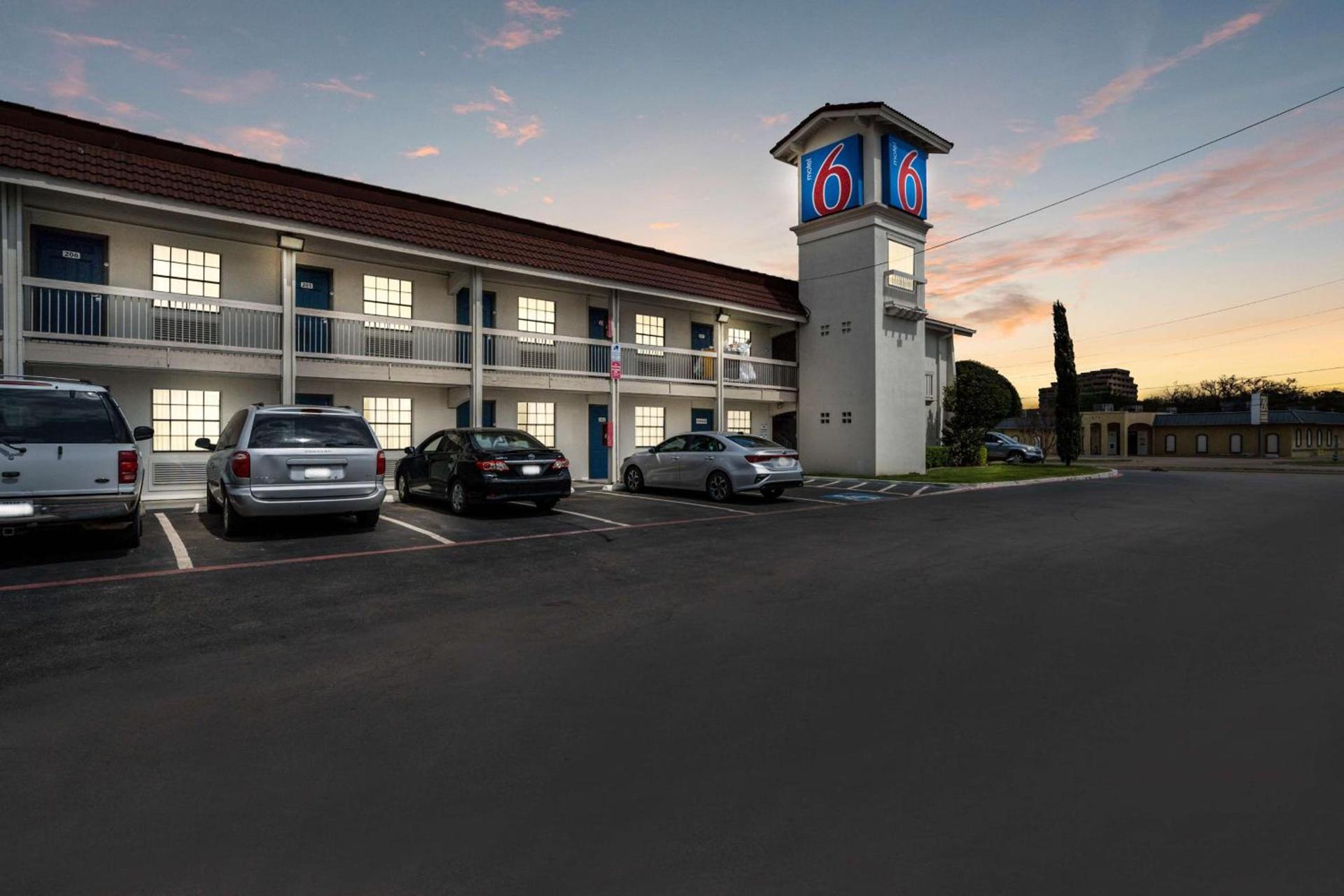 Motel 6-Dallas, TX - Market Center photo 11