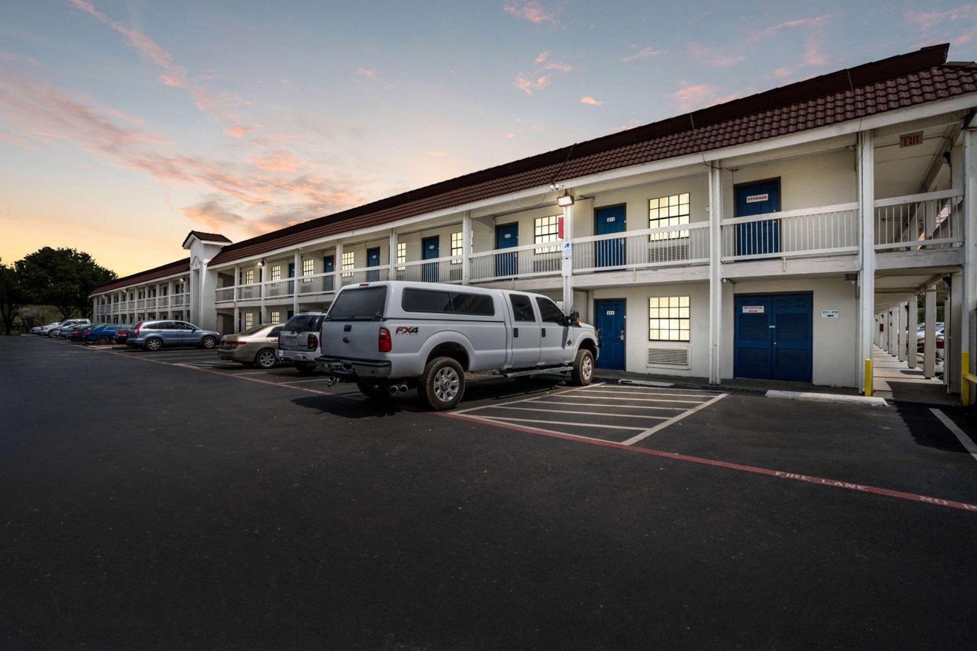 Motel 6-Dallas, TX - Market Center photo 12