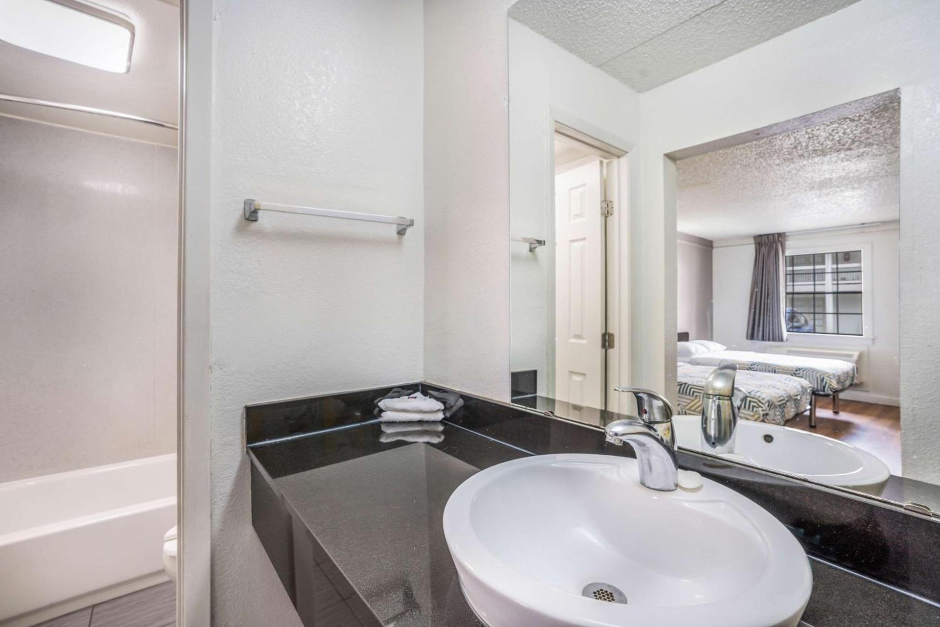 Motel 6-Dallas, TX - Market Center photo 24