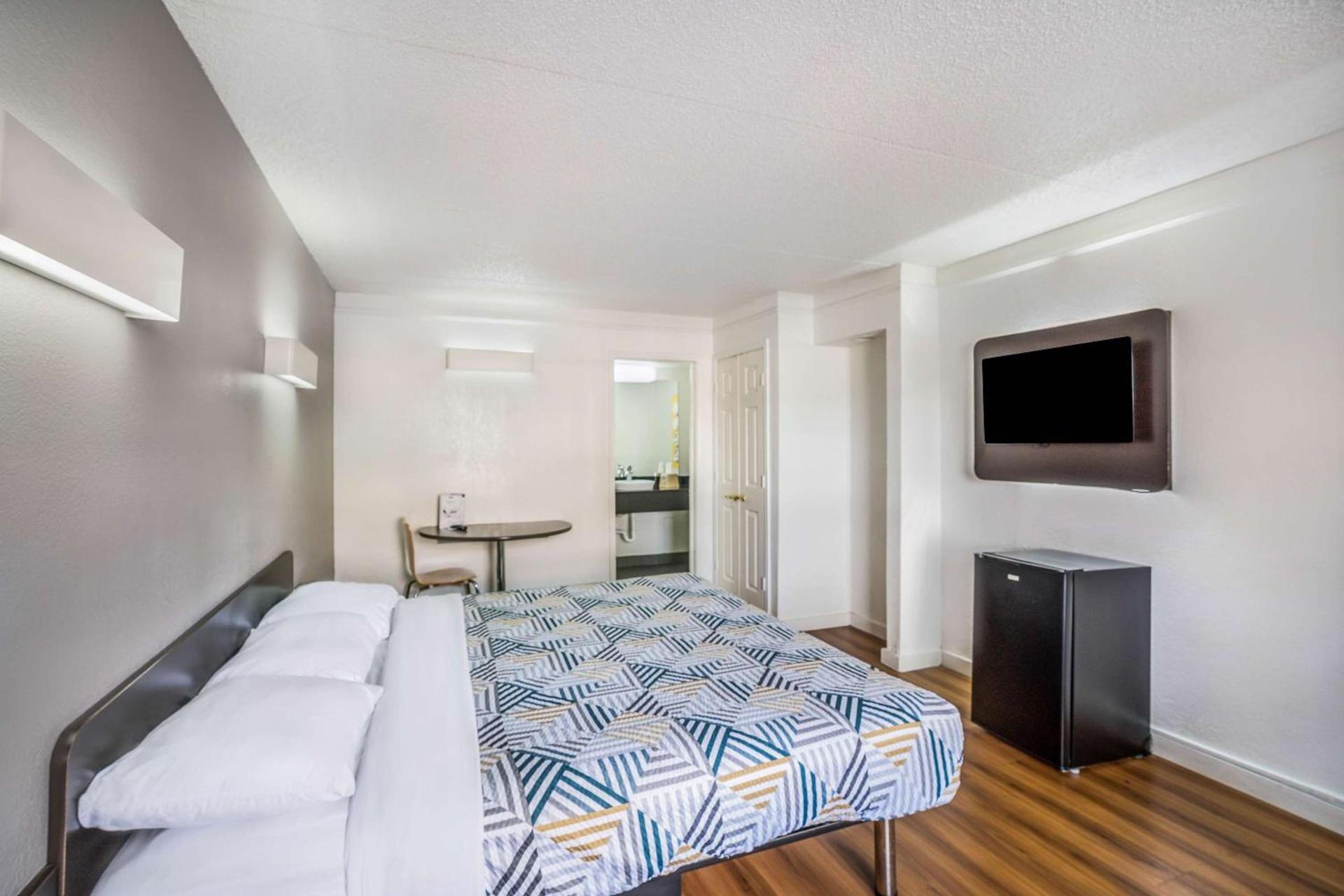 Motel 6-Dallas, TX - Market Center photo 21