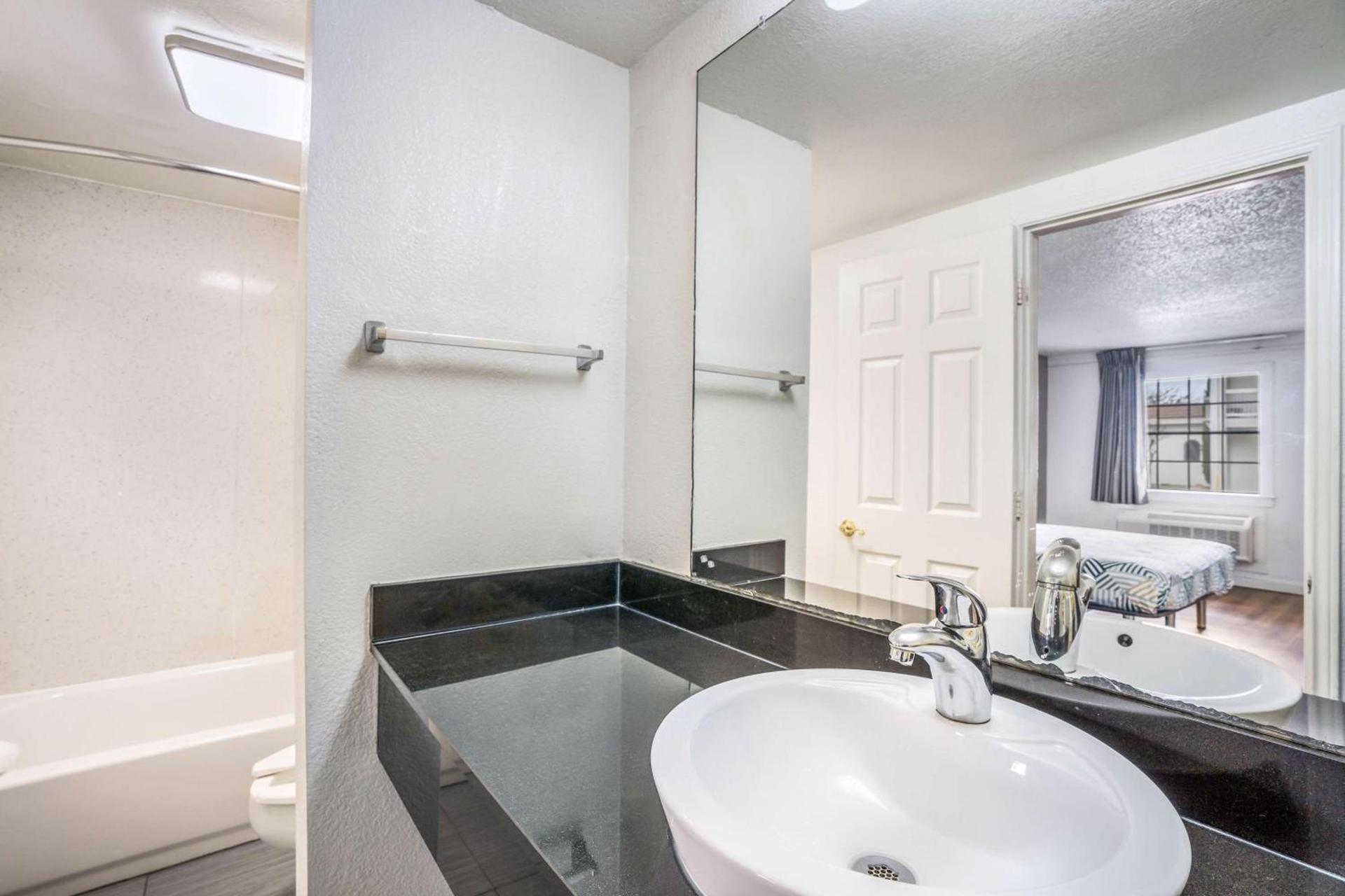 Motel 6-Dallas, TX - Market Center photo 25