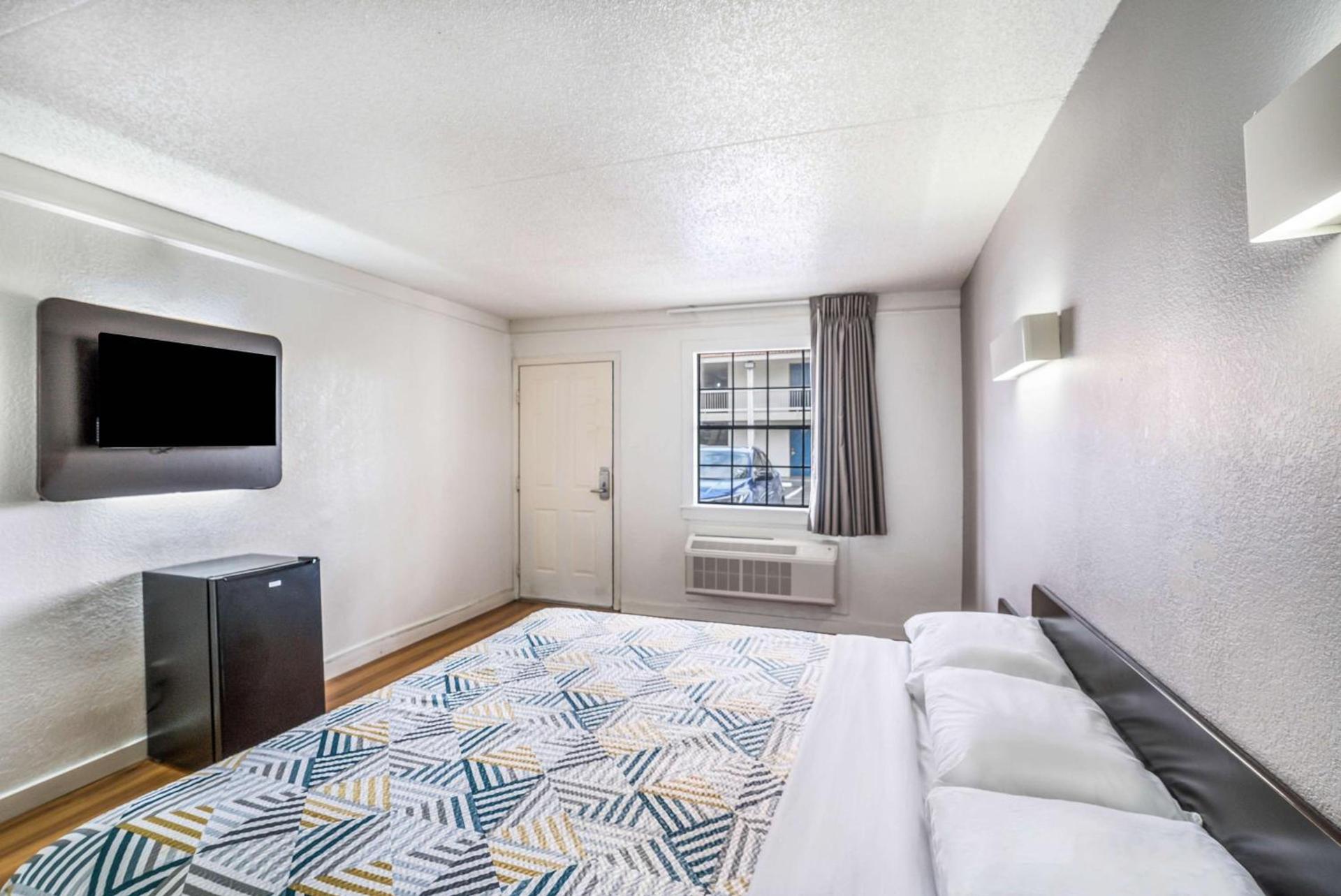 Motel 6-Dallas, TX - Market Center photo 22