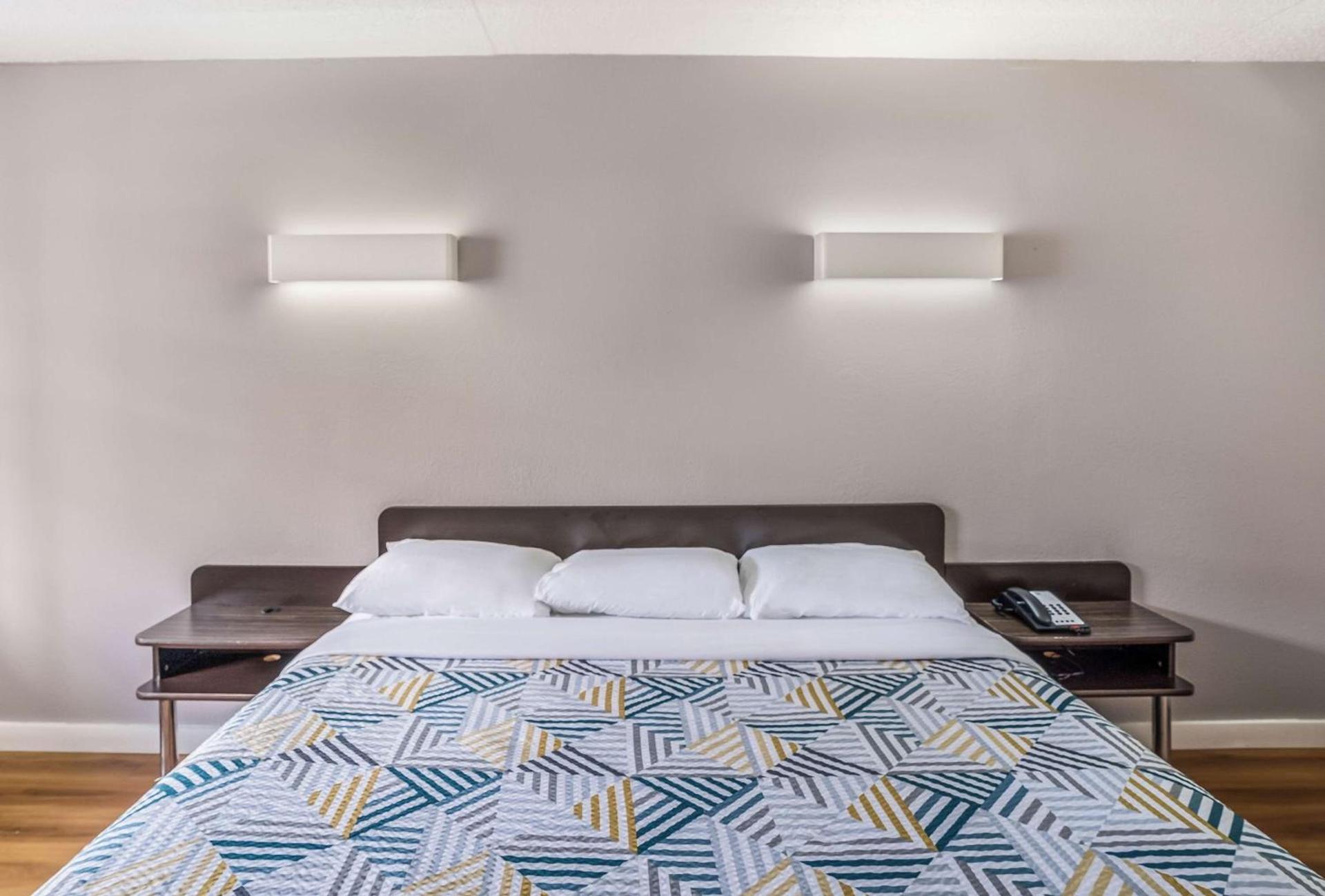 Motel 6-Dallas, TX - Market Center photo 23