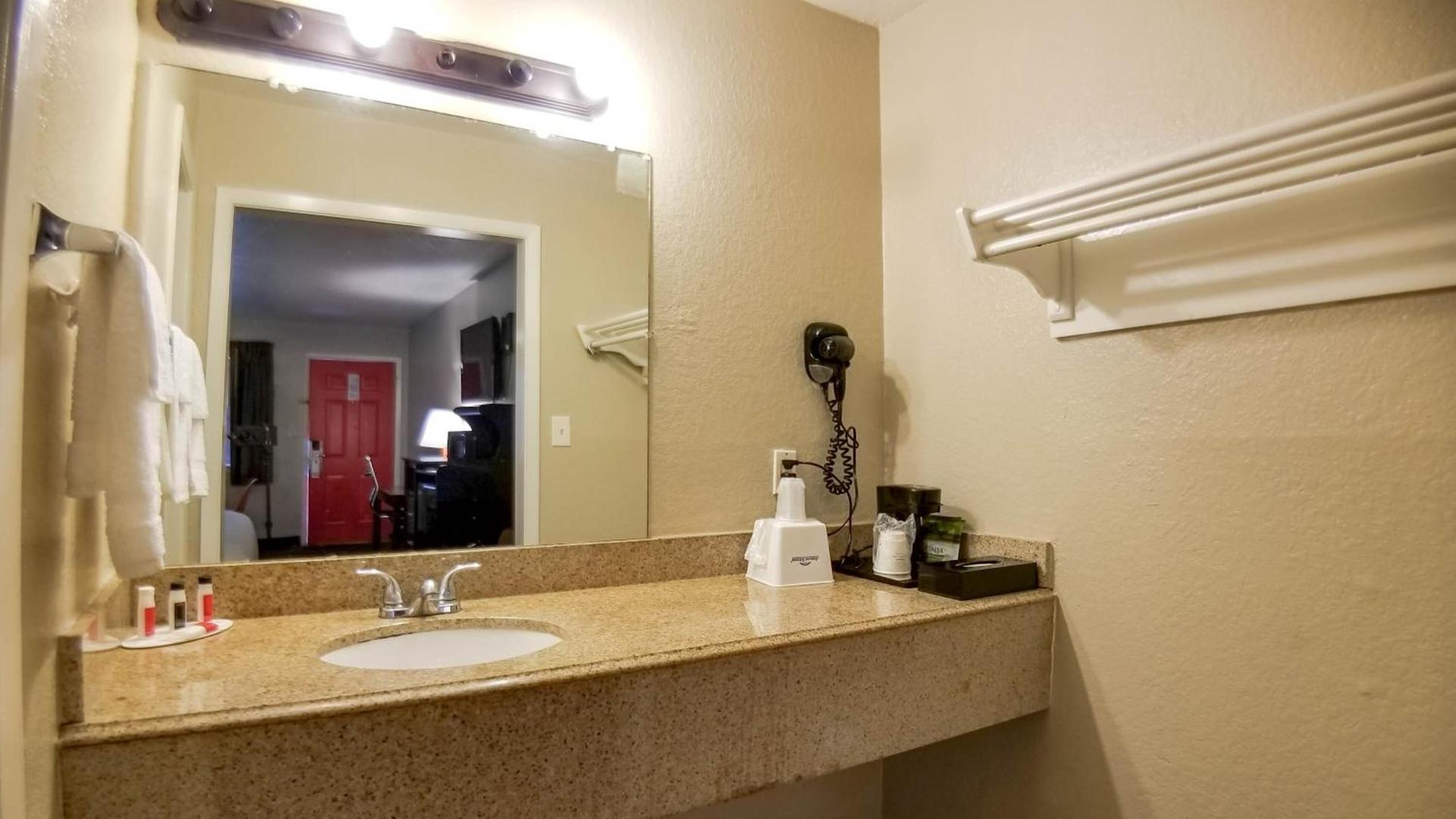 Howard Johnson by Wyndham Houston Hobby Airport photo 46