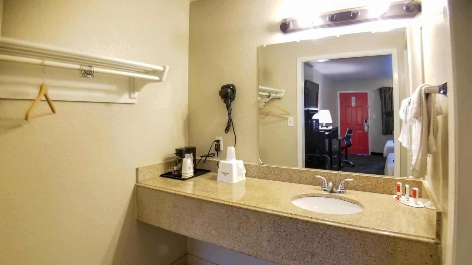 Howard Johnson by Wyndham Houston Hobby Airport photo 47