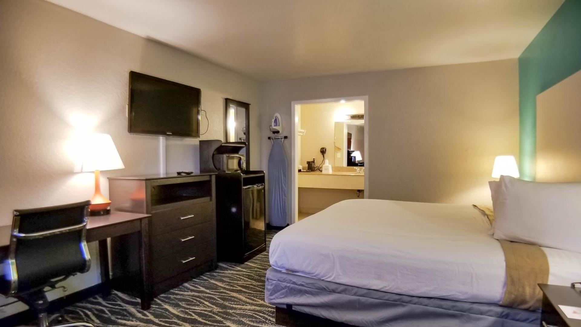 Howard Johnson by Wyndham Houston Hobby Airport photo 35