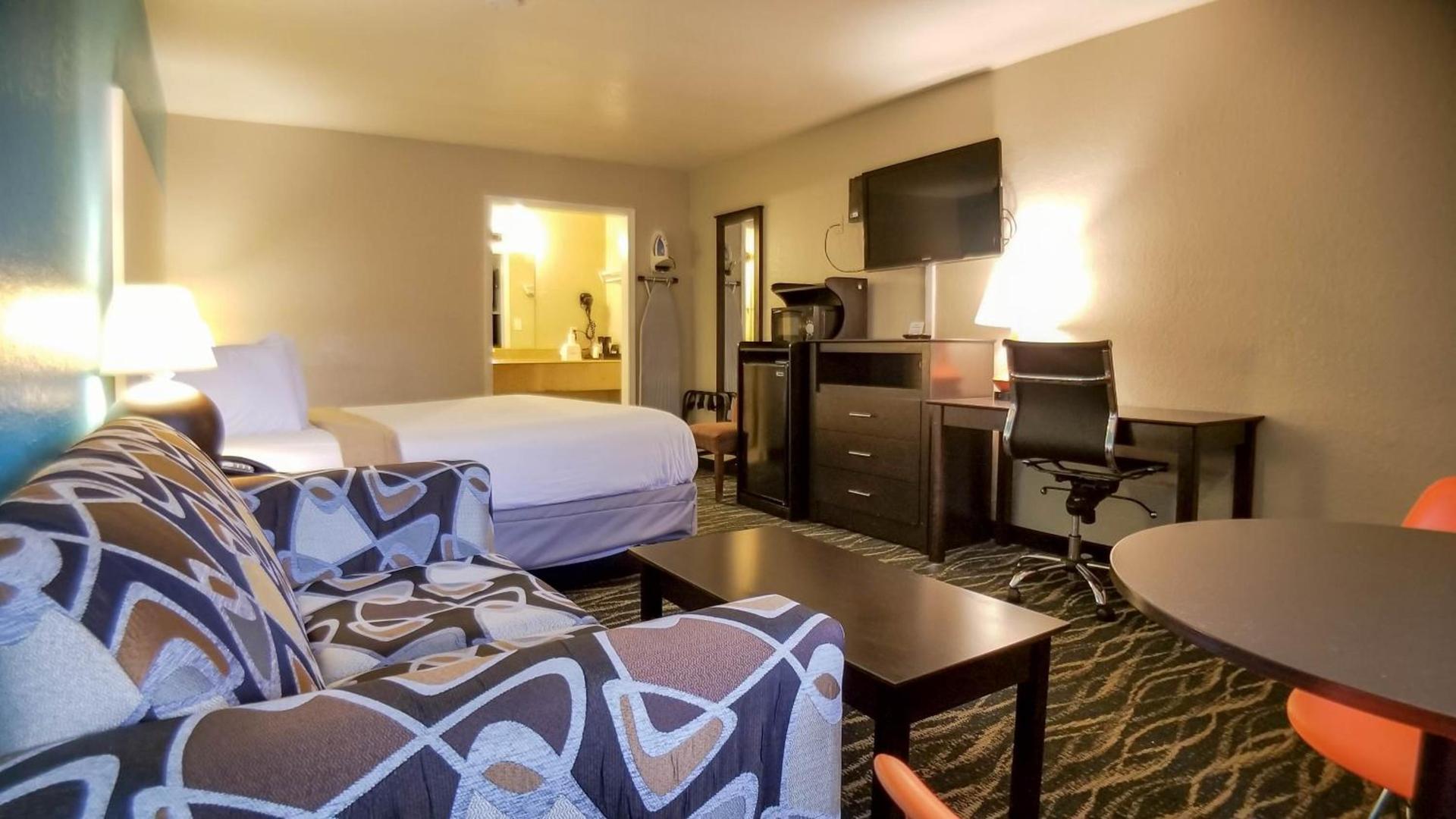 Howard Johnson by Wyndham Houston Hobby Airport photo 36