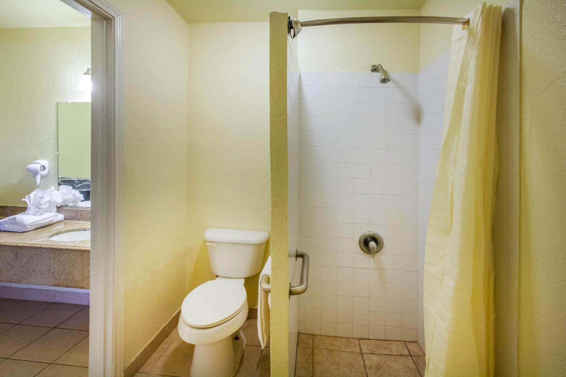 Howard Johnson by Wyndham Houston Hobby Airport photo 67