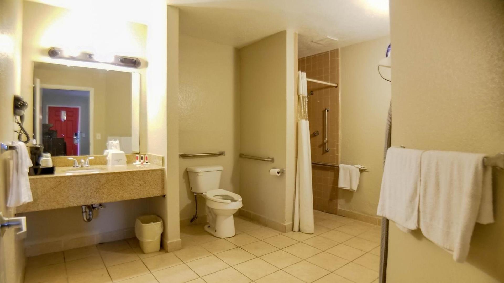 Howard Johnson by Wyndham Houston Hobby Airport photo 68