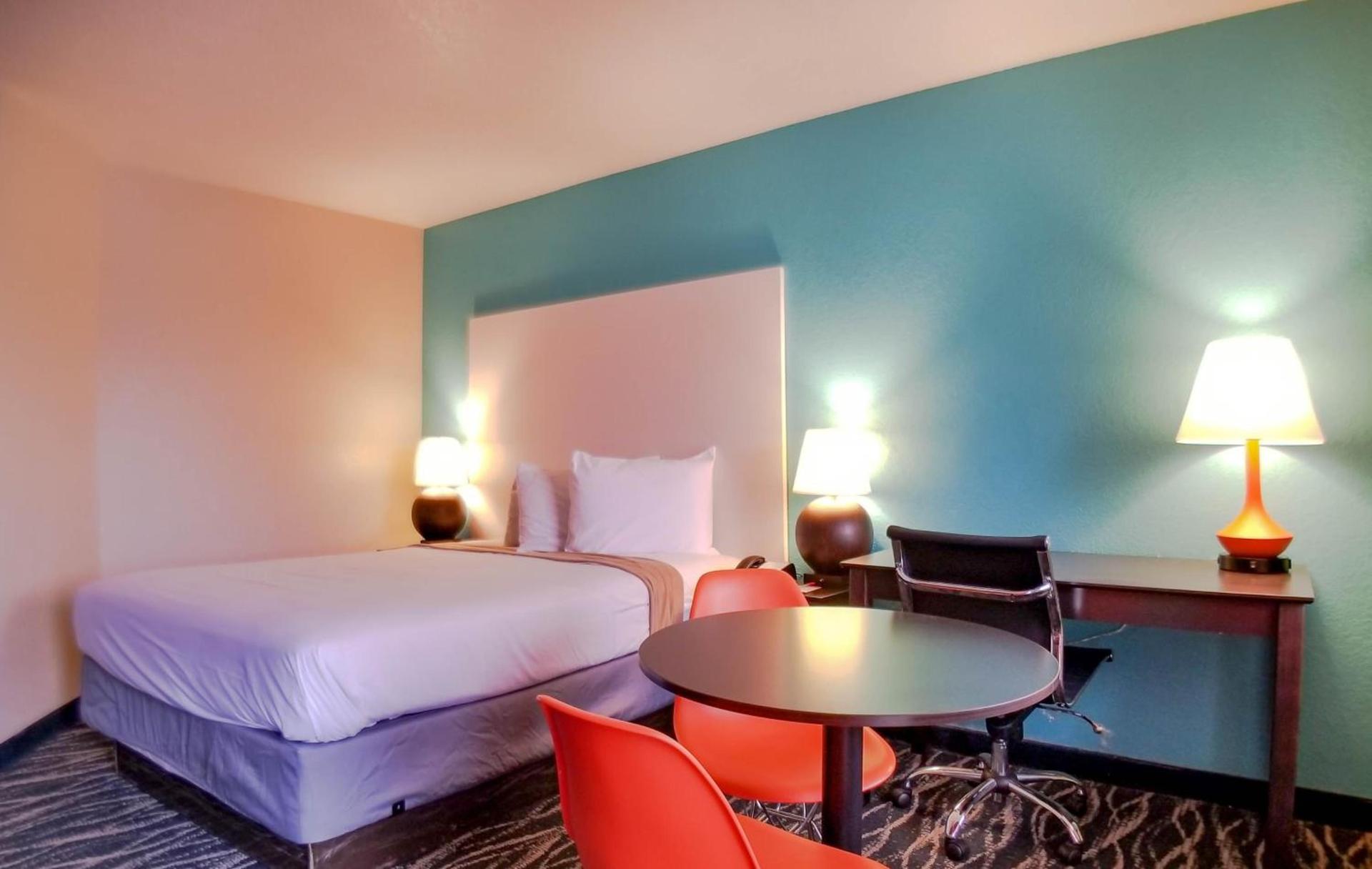 Howard Johnson by Wyndham Houston Hobby Airport photo 69