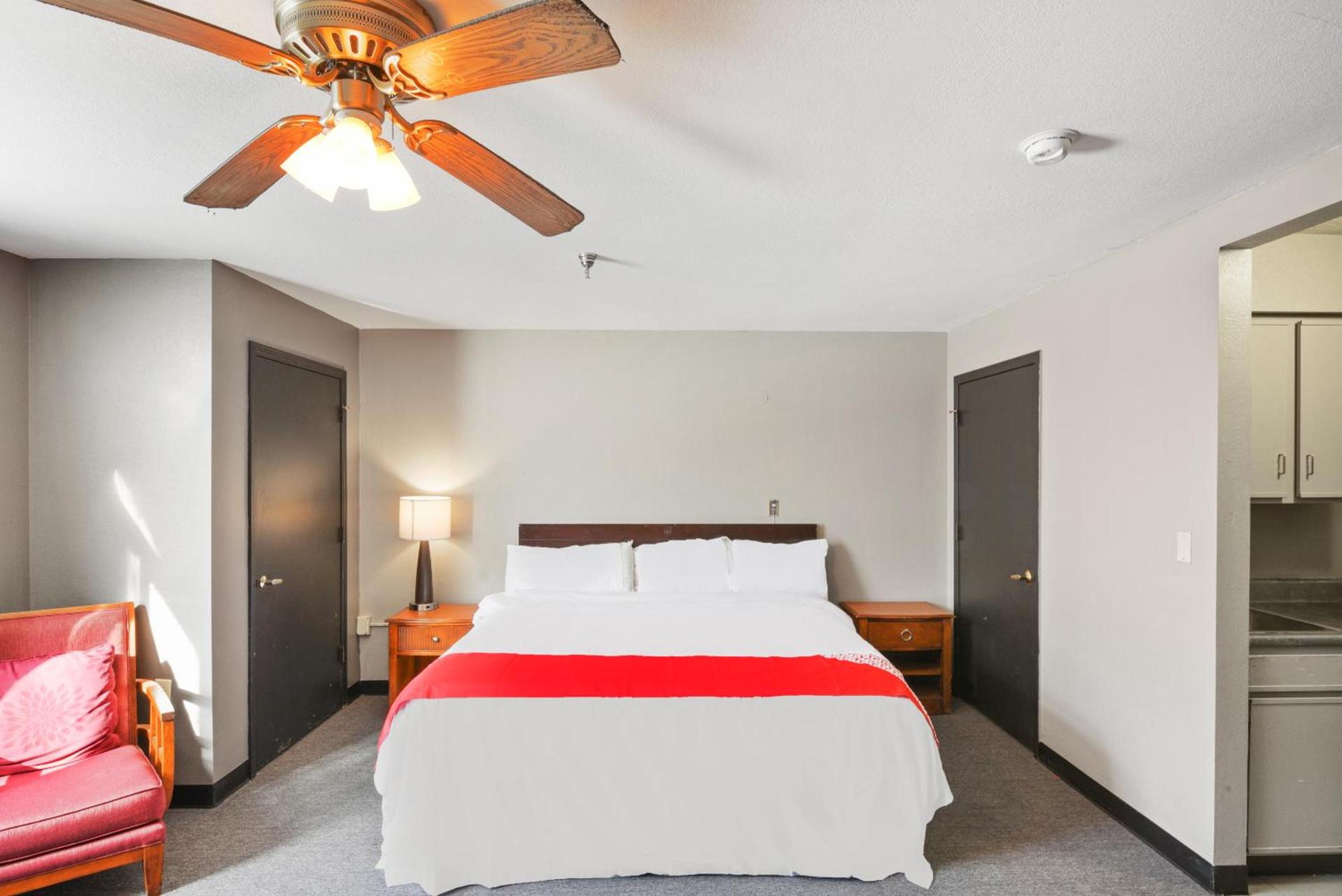 OYO Hotel Edmond - University of Central Oklahoma photo 42