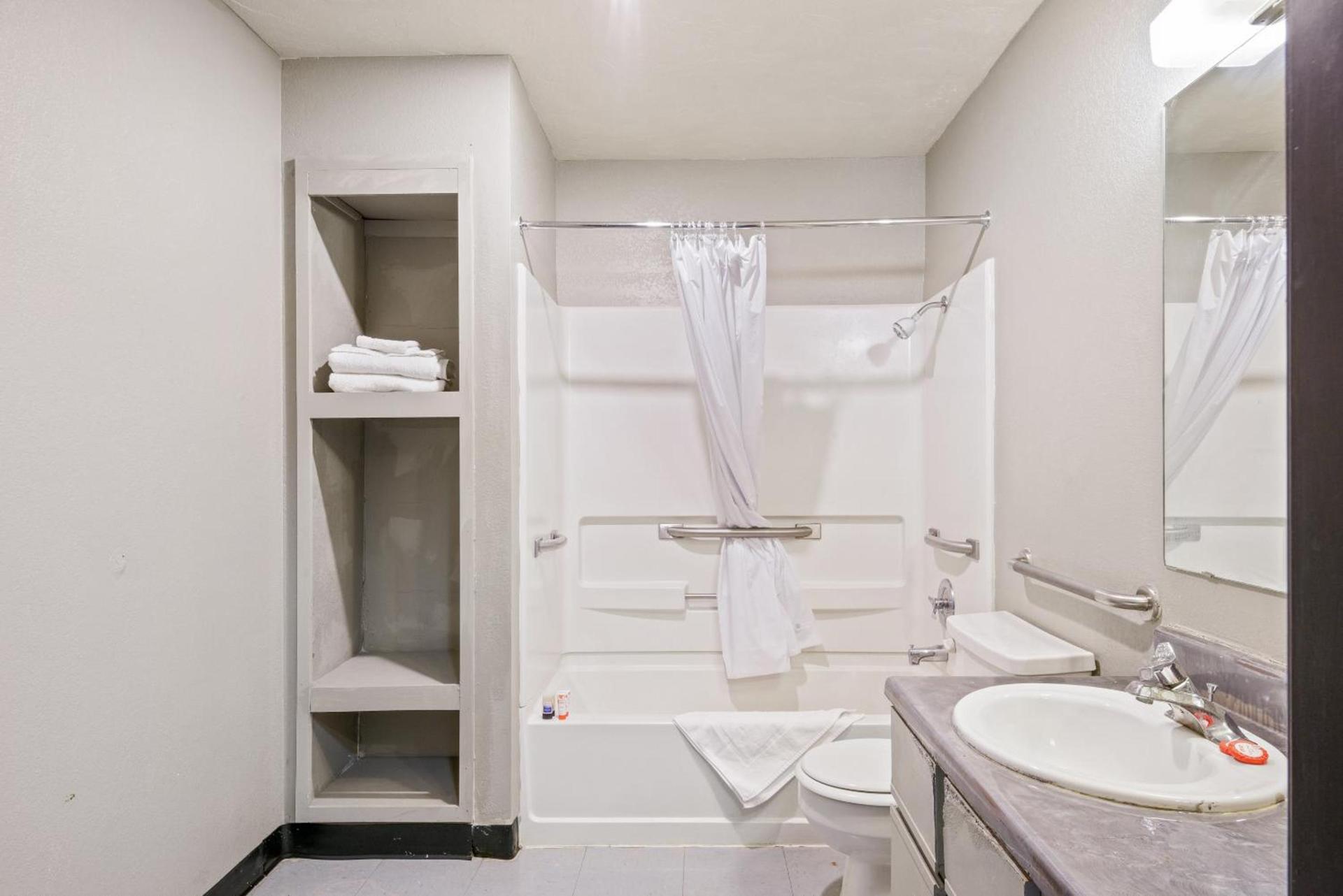 OYO Hotel Edmond - University of Central Oklahoma photo 20