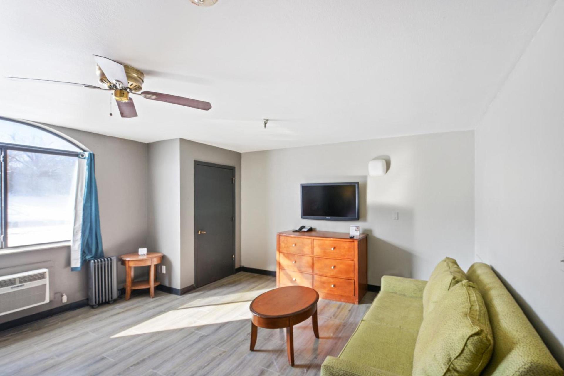 OYO Hotel Edmond - University of Central Oklahoma photo 17