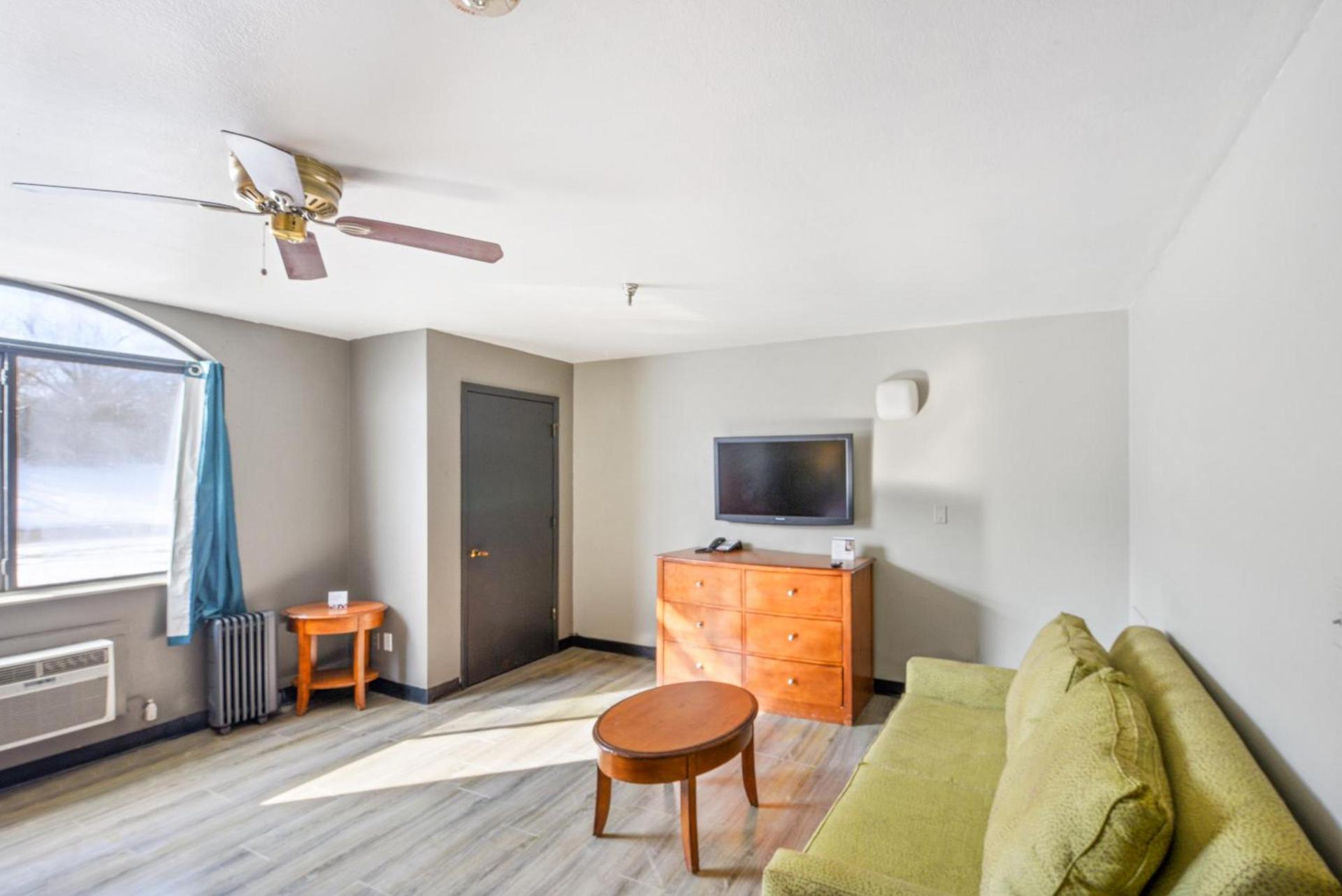 OYO Hotel Edmond - University of Central Oklahoma photo 30