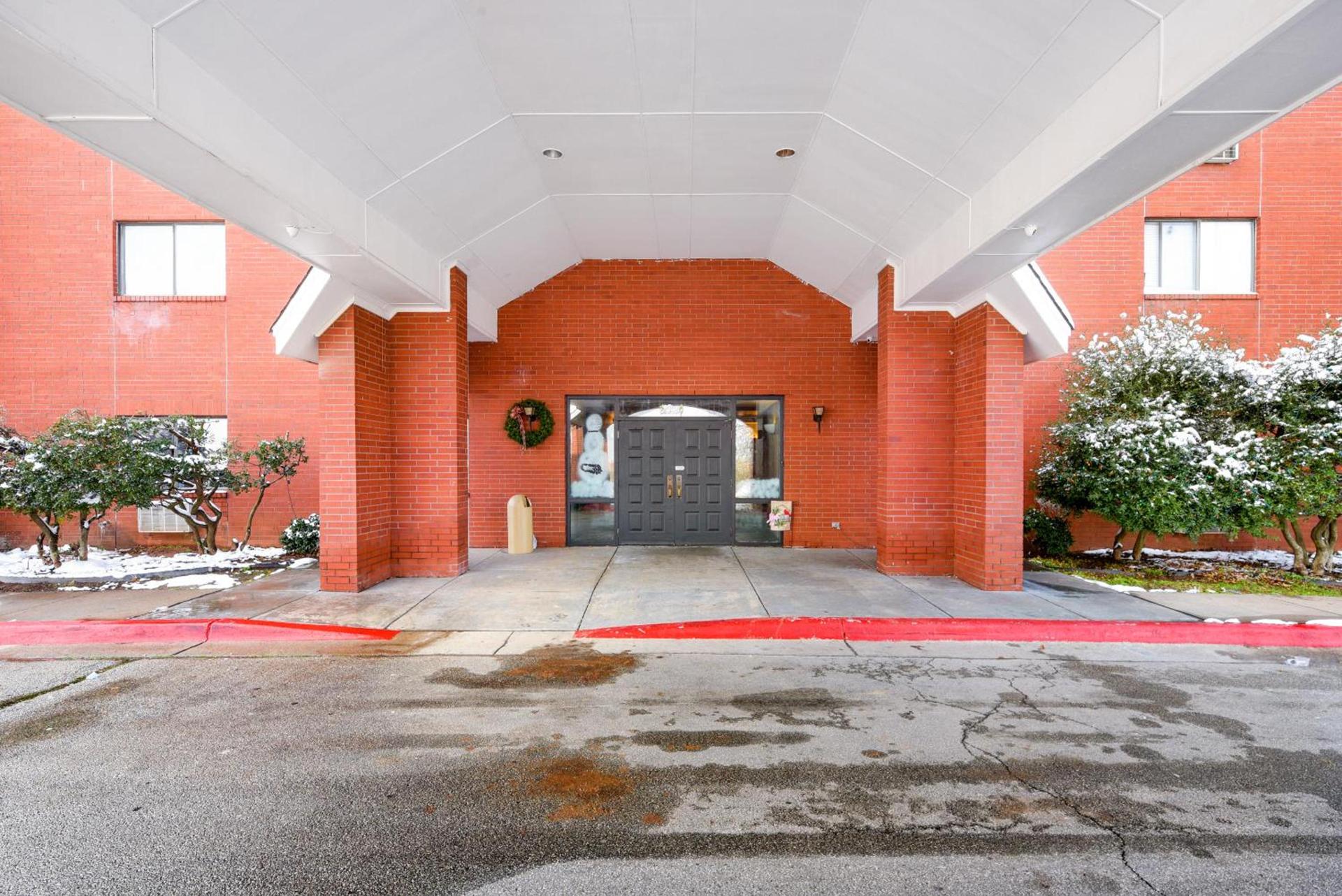 OYO Hotel Edmond - University of Central Oklahoma photo 1