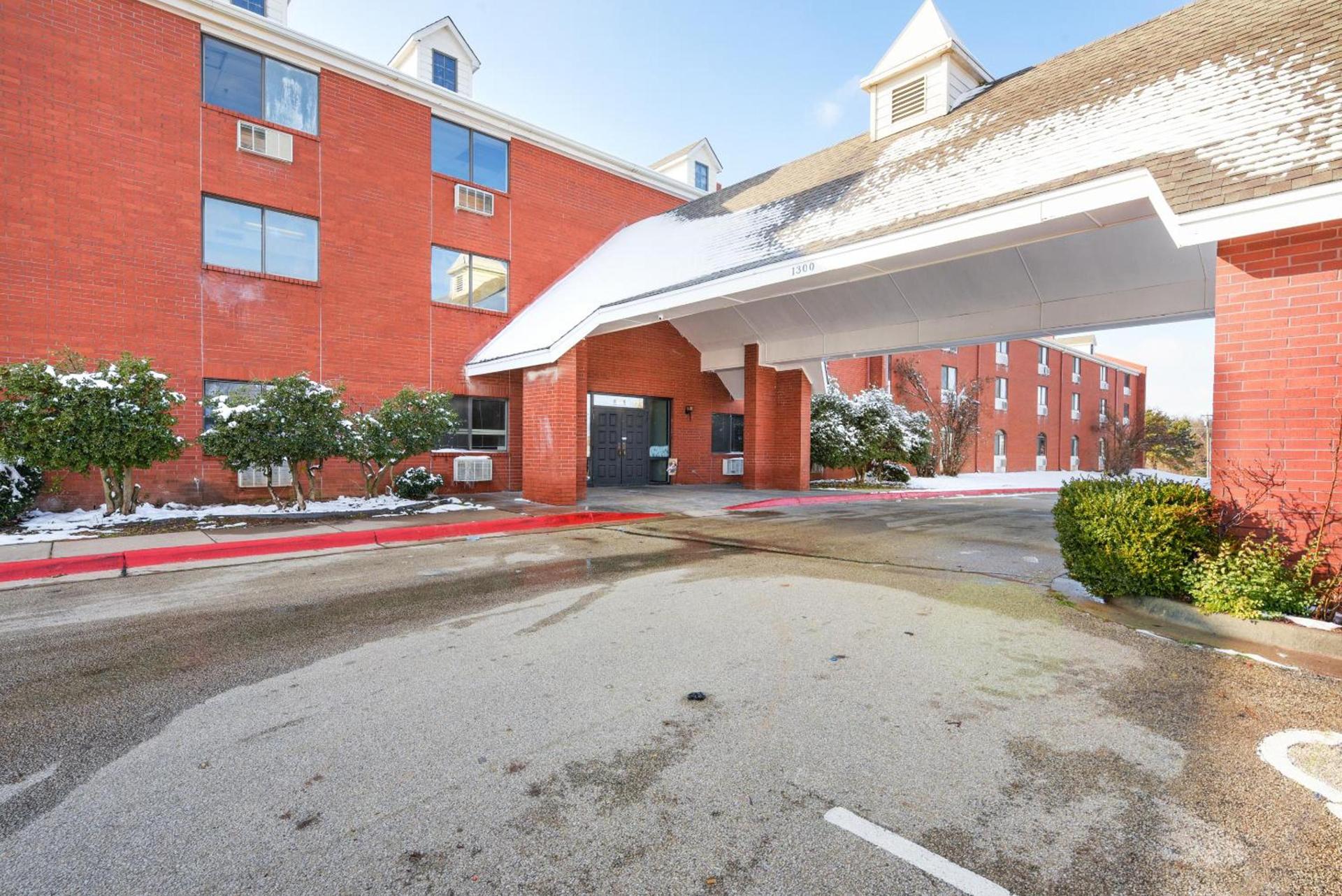 OYO Hotel Edmond - University of Central Oklahoma photo 14