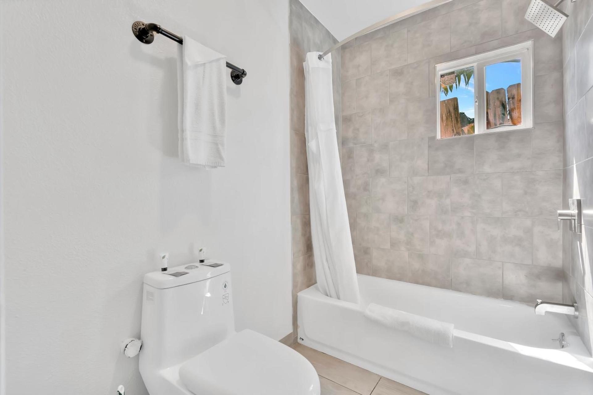 Tradewinds Motel photo 13
