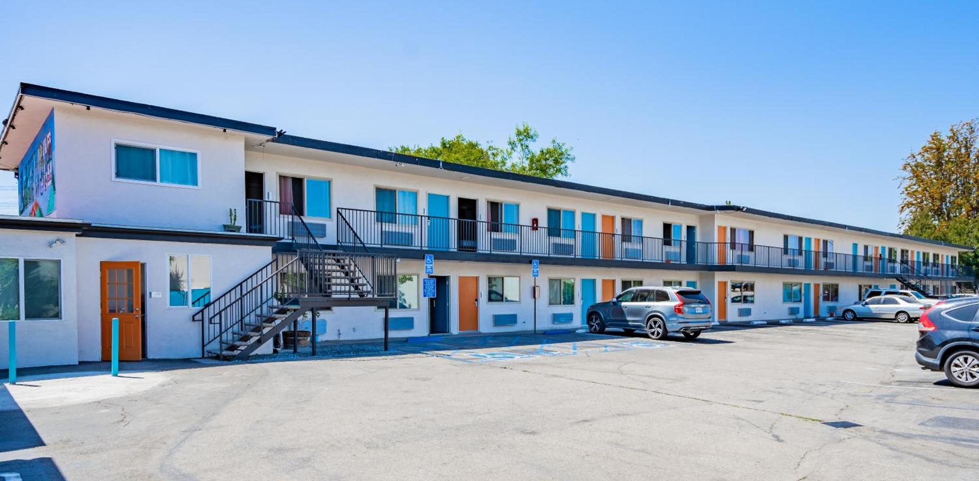 Tradewinds Motel photo 1