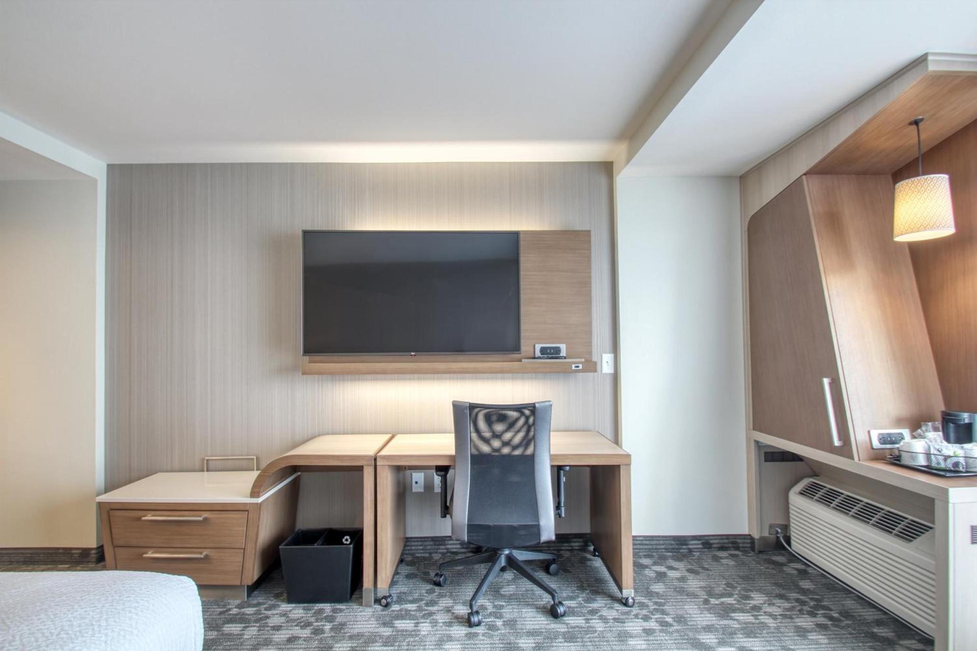 Courtyard by Marriott Fargo photo 9