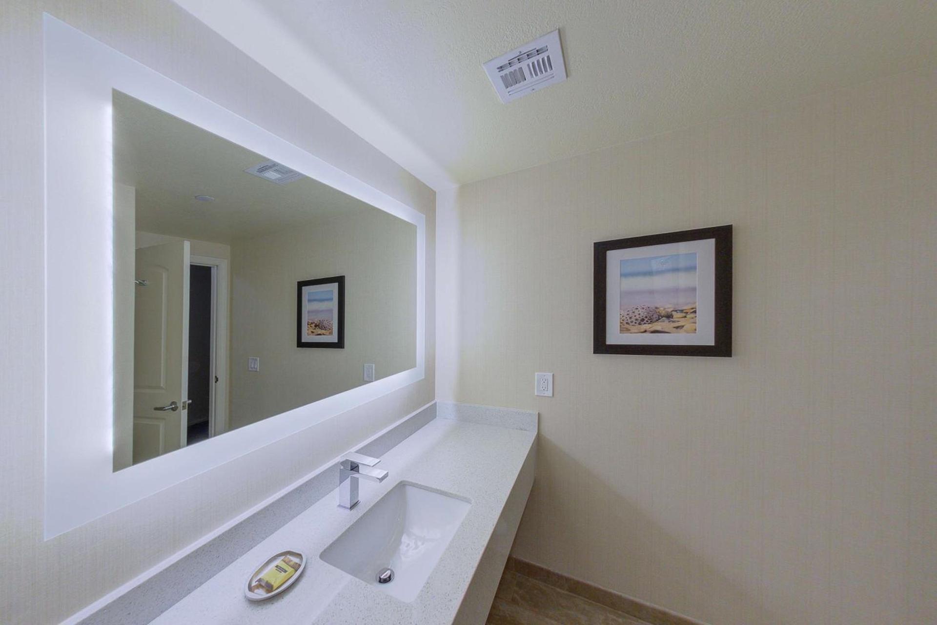 Best Western Plus Carpinteria Inn photo 52
