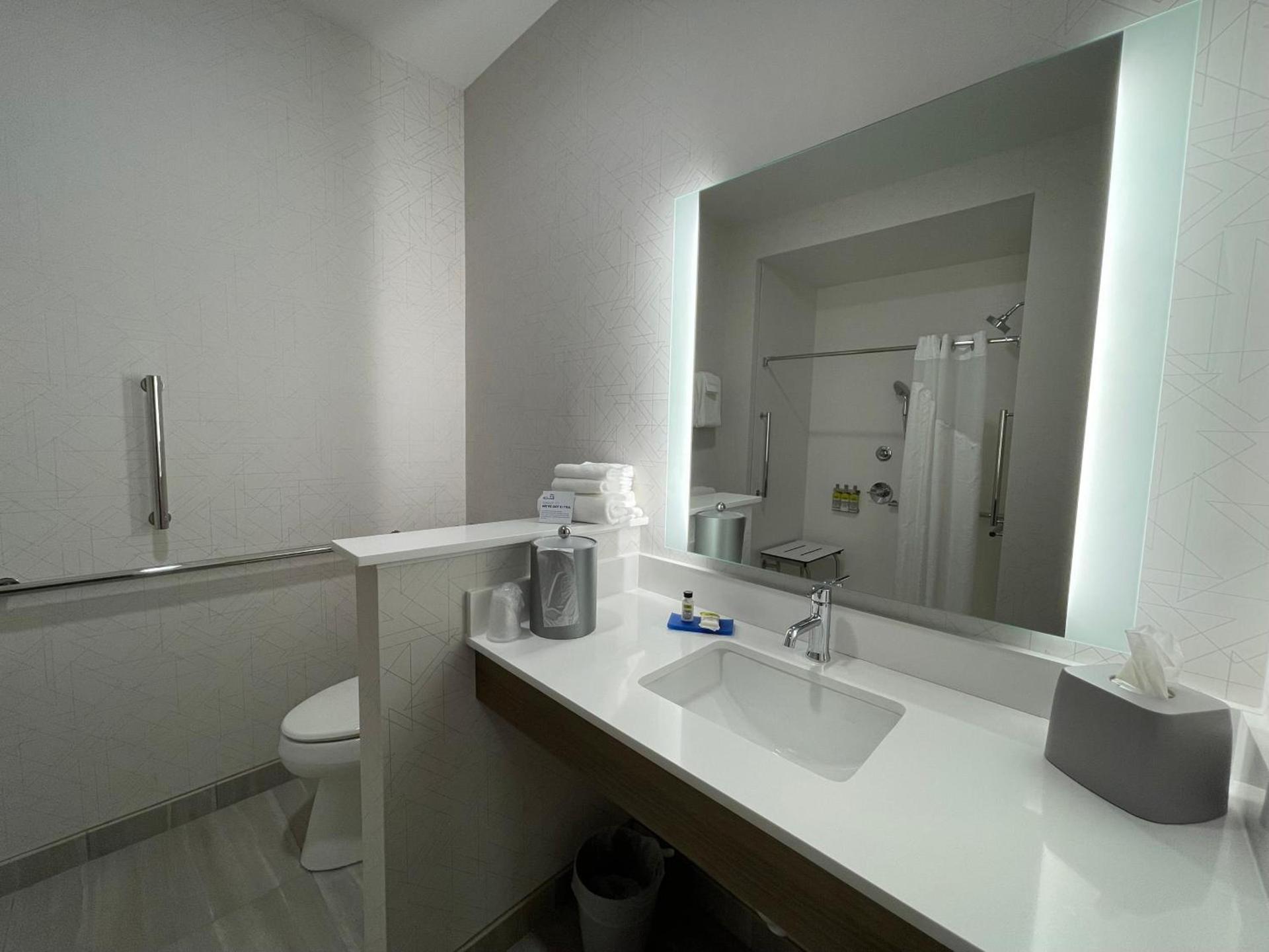 Holiday Inn Express & Suites - Ft. Smith - Airport by IHG photo 40