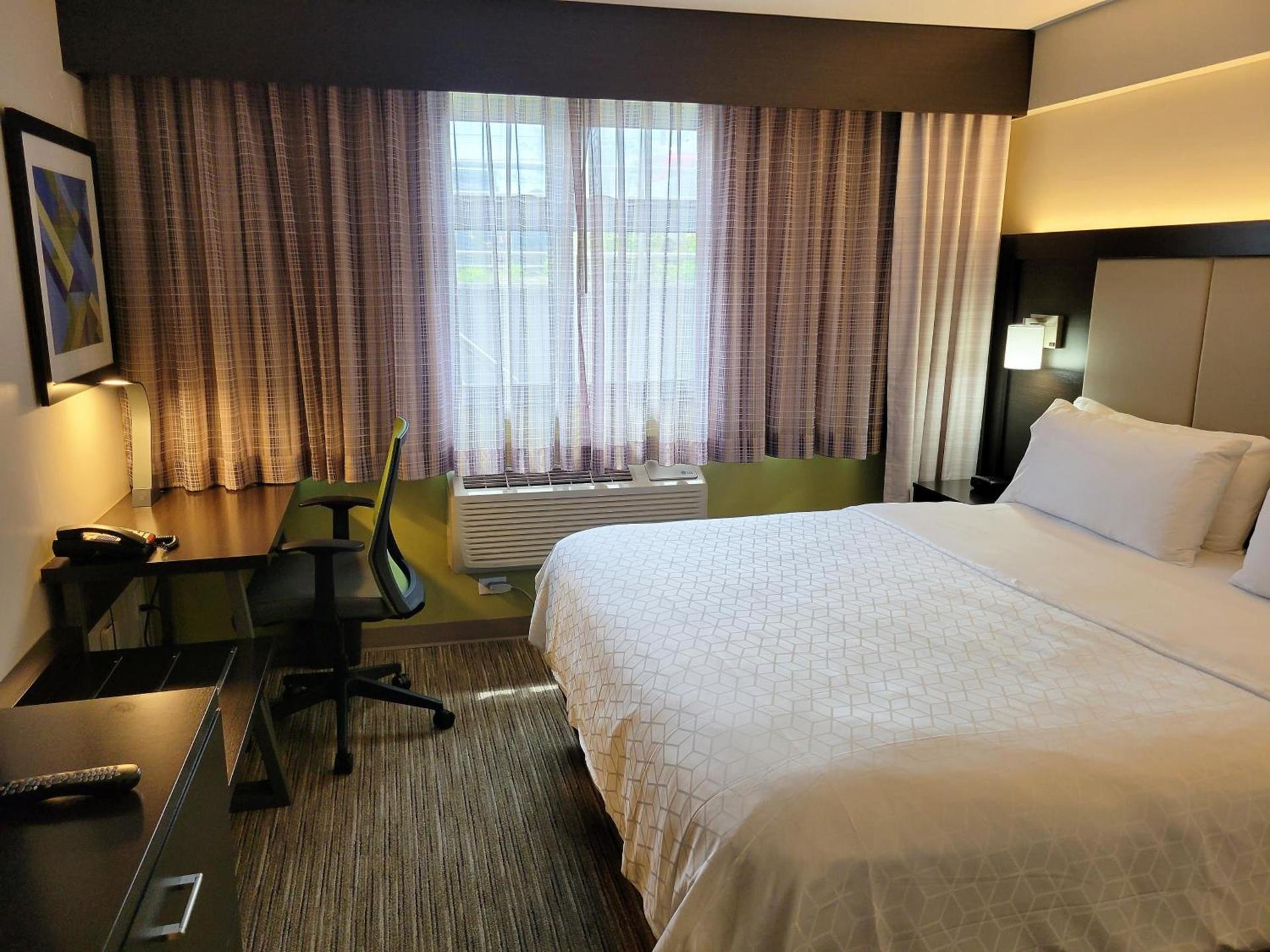 Holiday Inn Express Maspeth by IHG photo 26