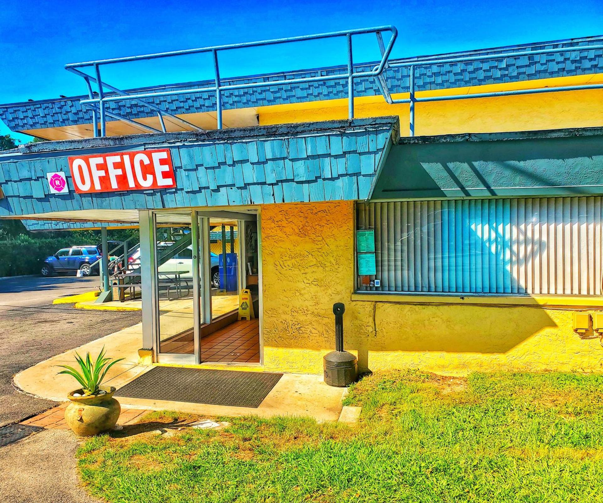 The Port Hotel and Marina photo 3