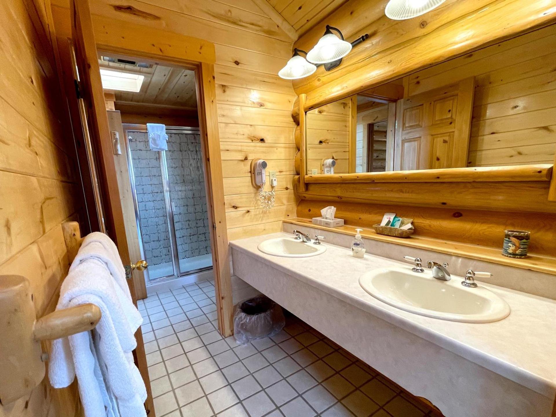 Beartooth Hideaway Inn & Cabins photo 13